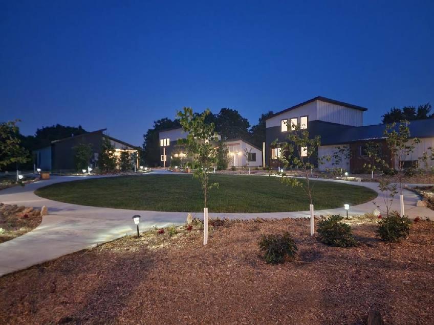 Bluffside Gardens — hotel in Decorah