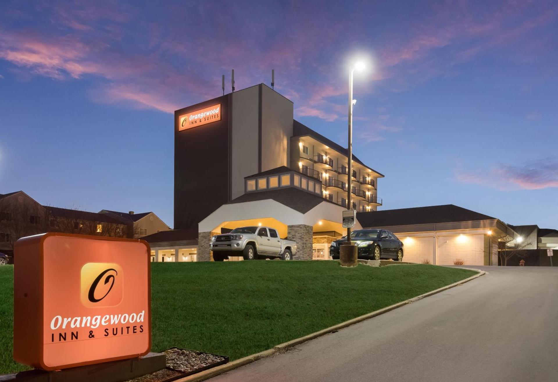 Orangewood Inn & Suites Kansas City Airport — hotel in Kansas City