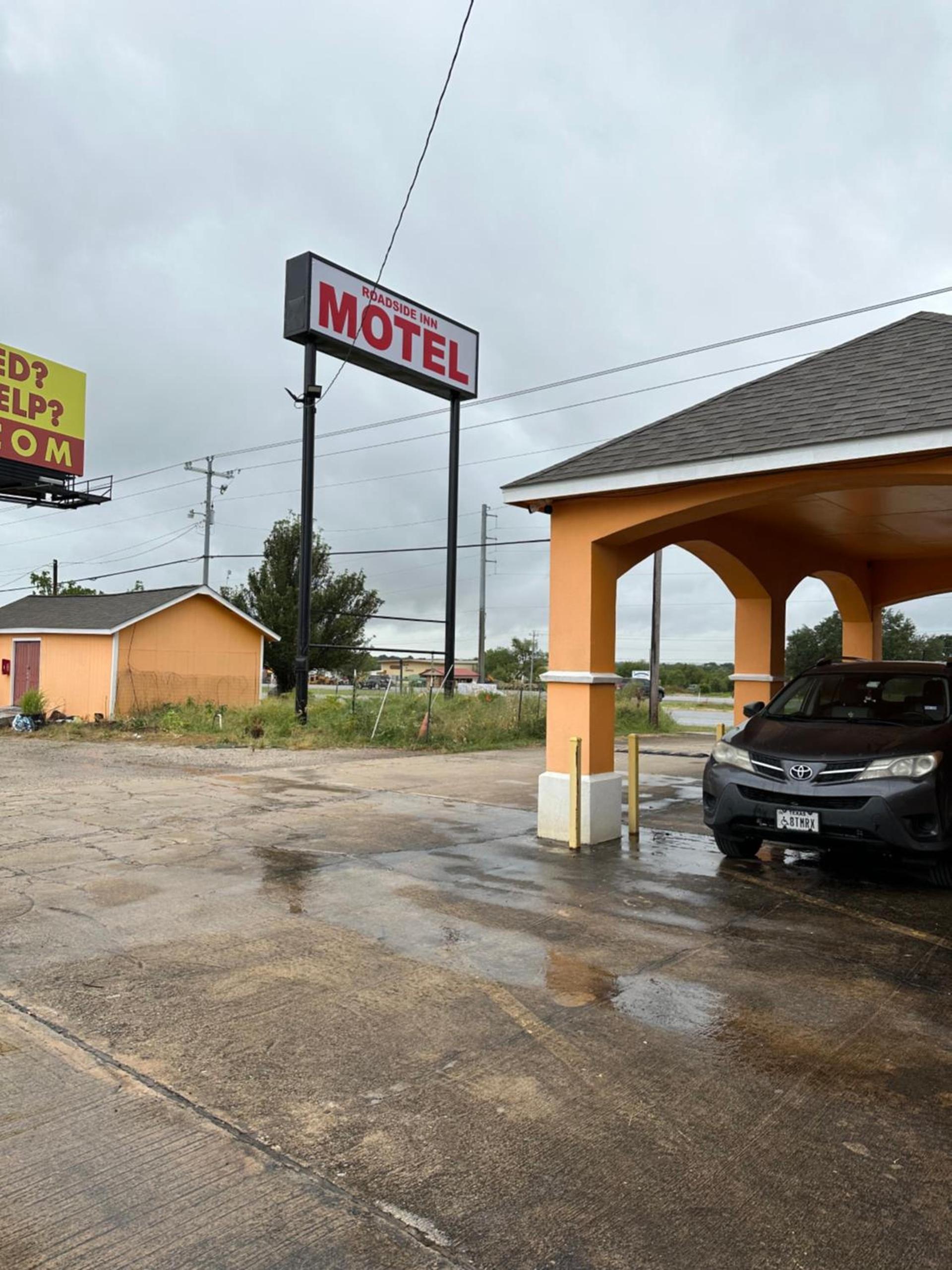 Roadside Inn — hotel in Floresville