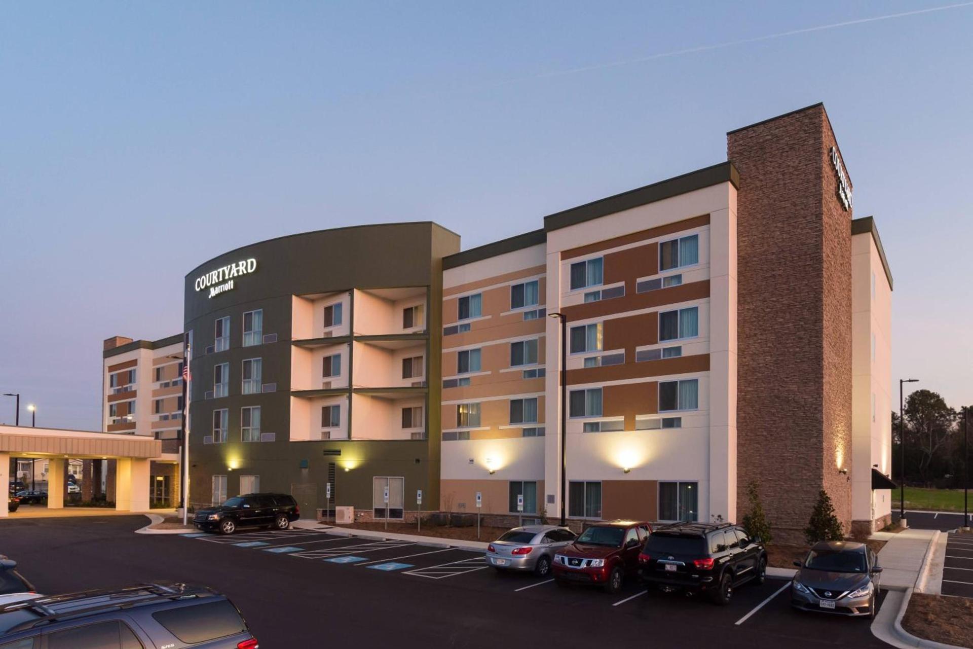 Courtyard By Marriott Fayetteville Fort Bragg Spring Lake — hotel in Spring Lake