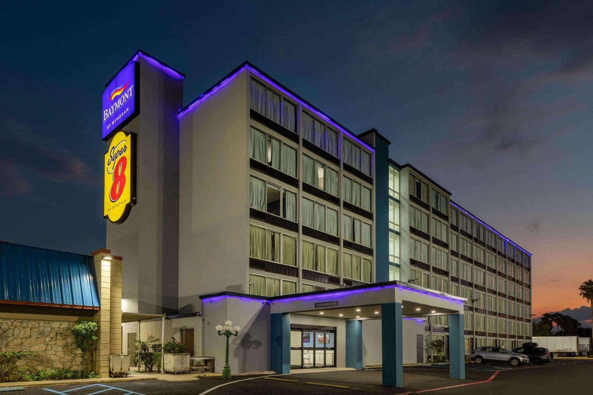 Super 8 by Wyndham Laredo — hotel in Laredo