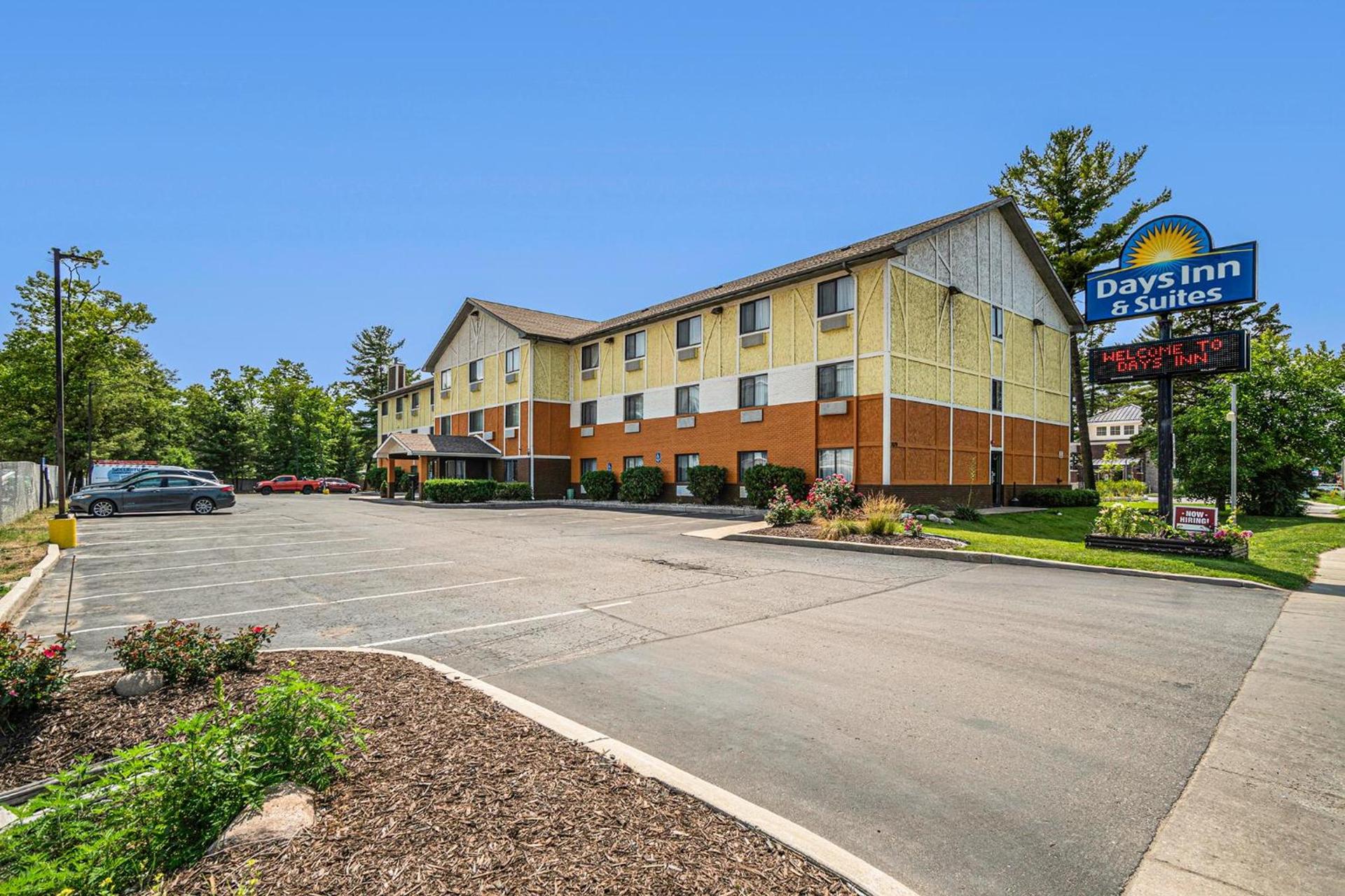 Days Inn & Suites by Wyndham Traverse City — hotel in Traverse City