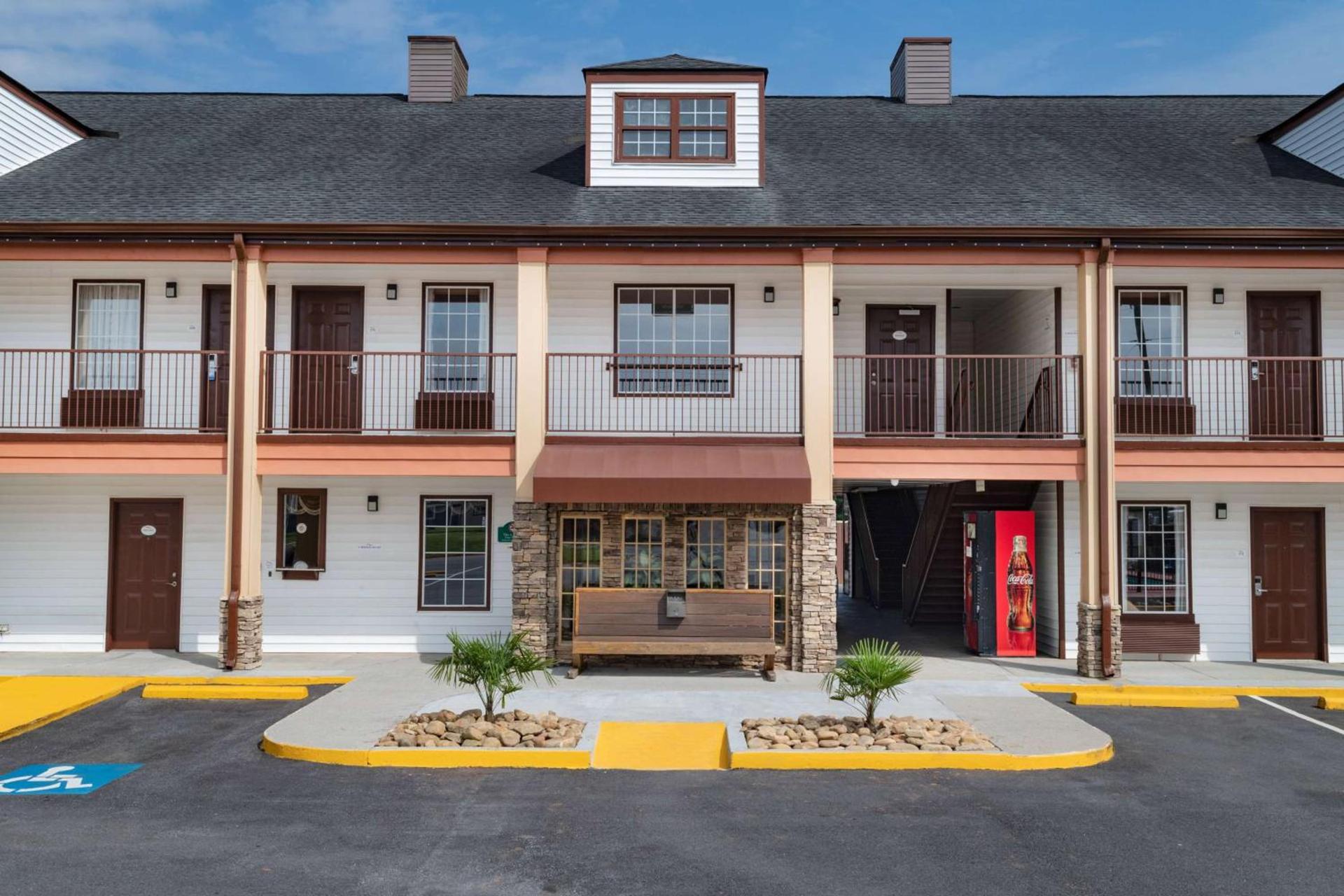 Baymont by Wyndham Commerce GA Near Tanger Outlets Mall — hotel in Commerce
