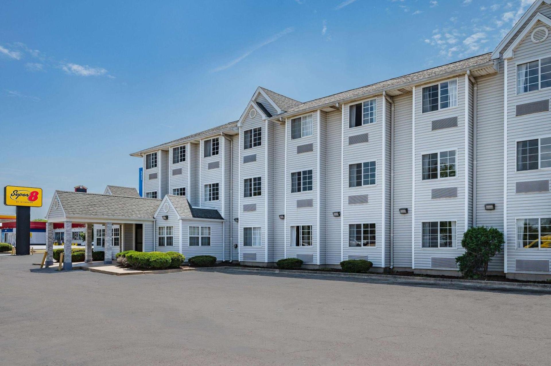 Super 8 by Wyndham Joliet — hotel in Joliet