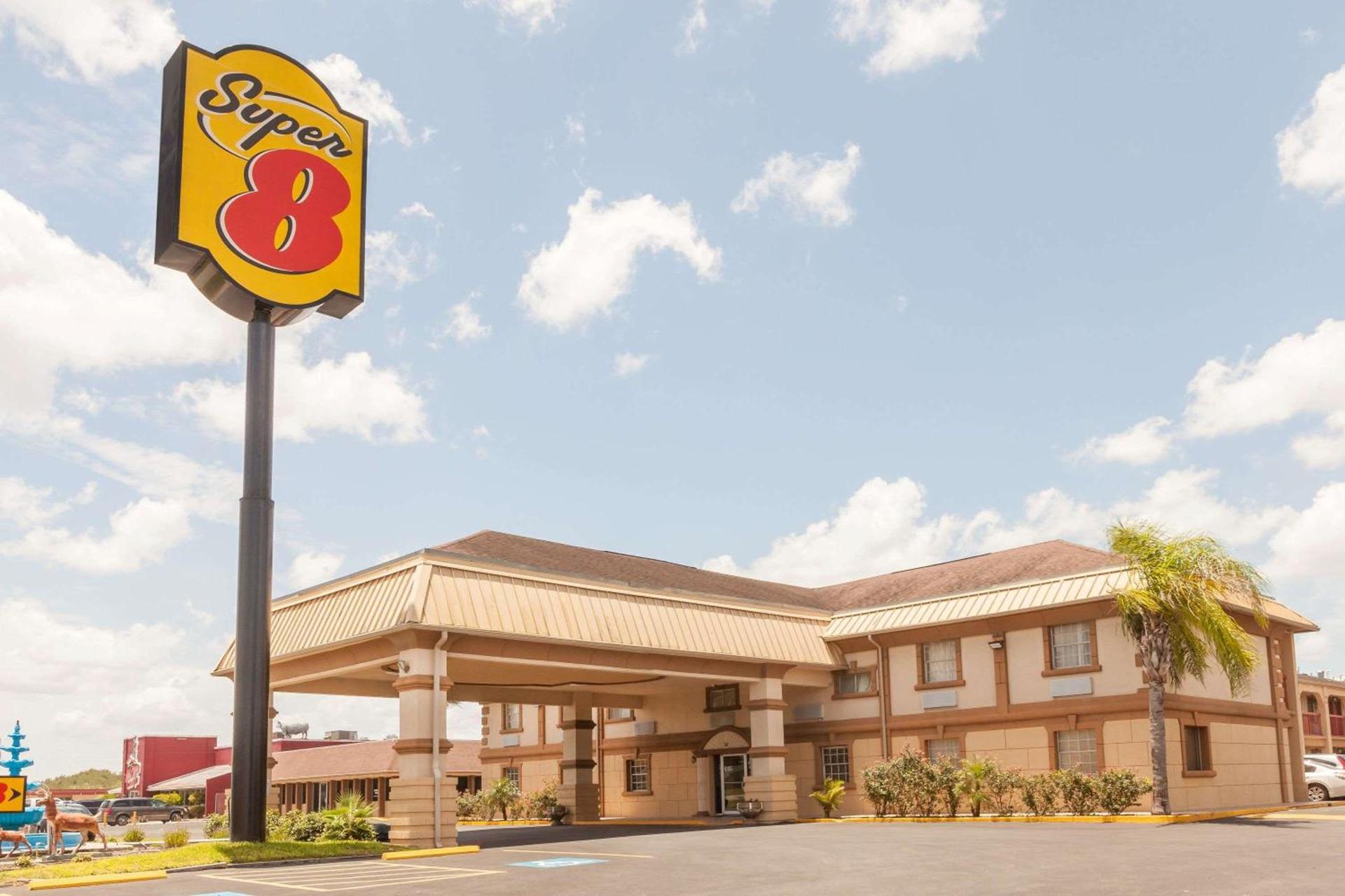 Super 8 by Wyndham Kingsville — hotel in Kingsville