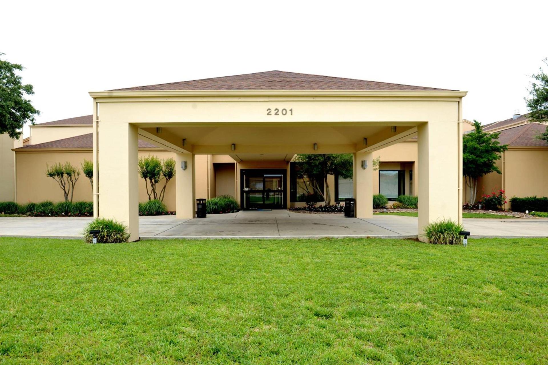 Courtyard by Marriott Dallas-Fort Worth/Bedford — hotel in Bedford