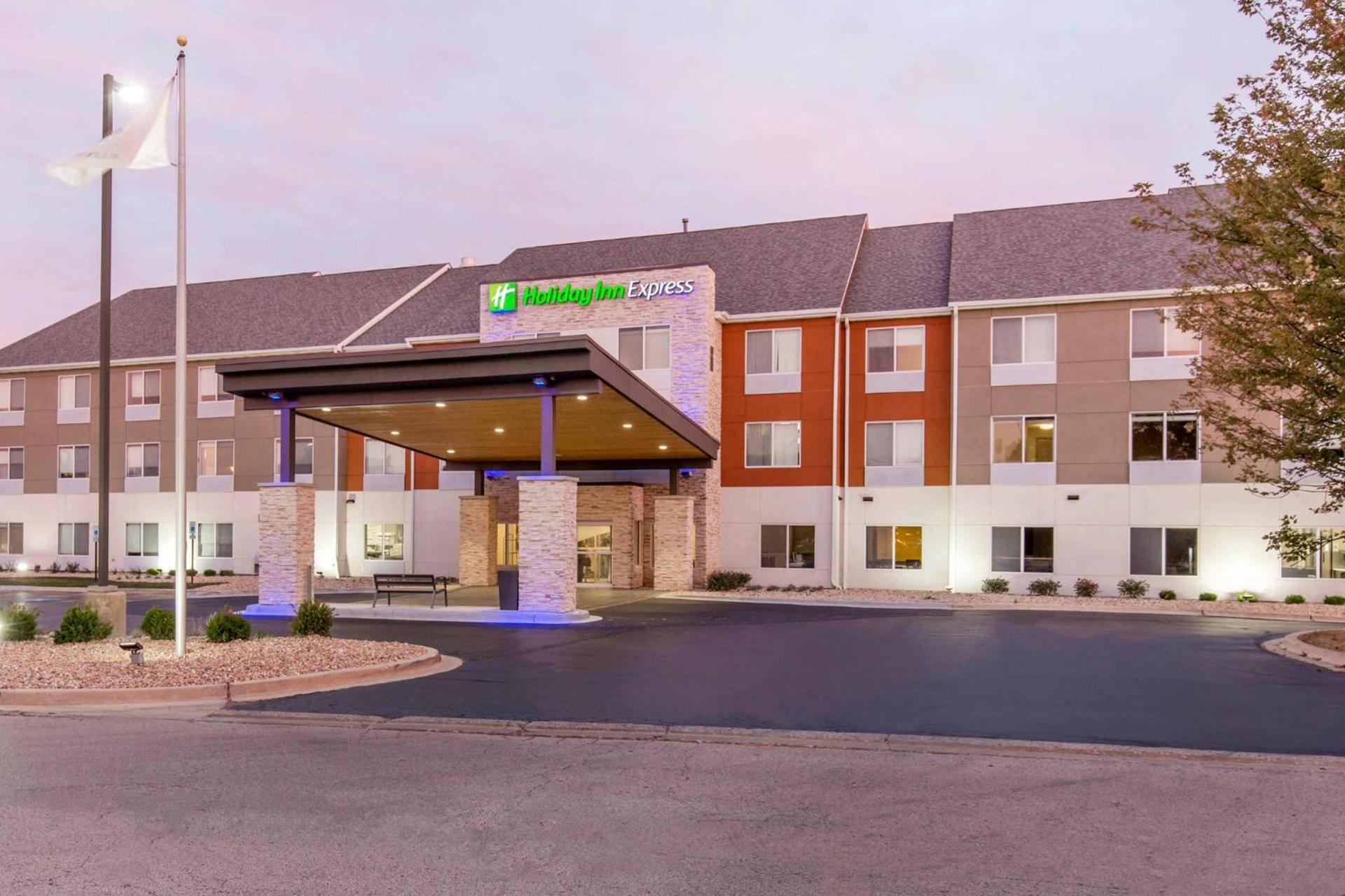 Holiday Inn Express & Suites Chicago West - St Charles by IHG — hotel in Saint Charles