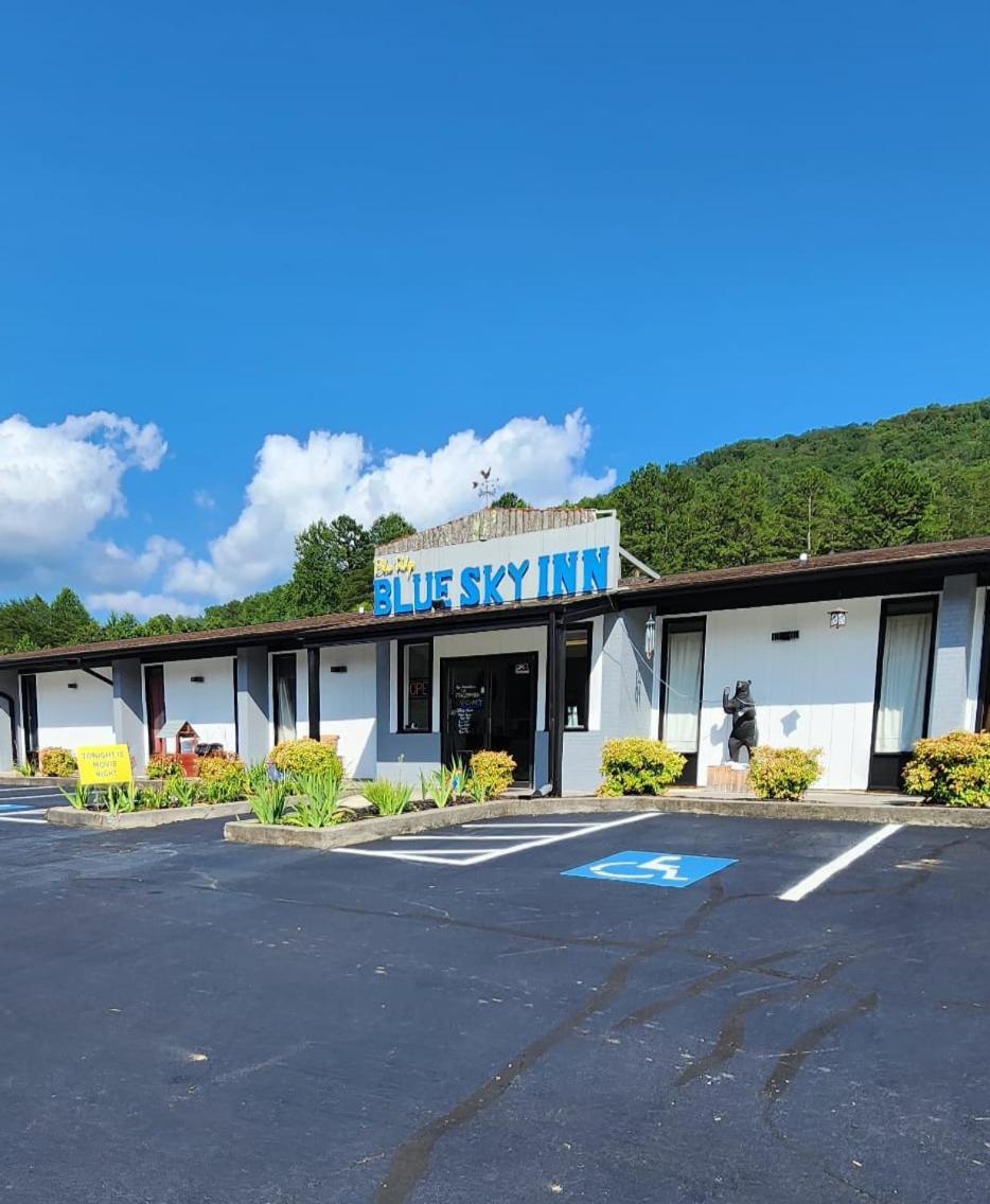 Blue Sky Inn- Complimentary Happy Hour Th-Sun, Veteran owned, Full Breakfast, Best green space, 1 mile from Blue Ridge, Fire Pit — hotel in Blue Ridge