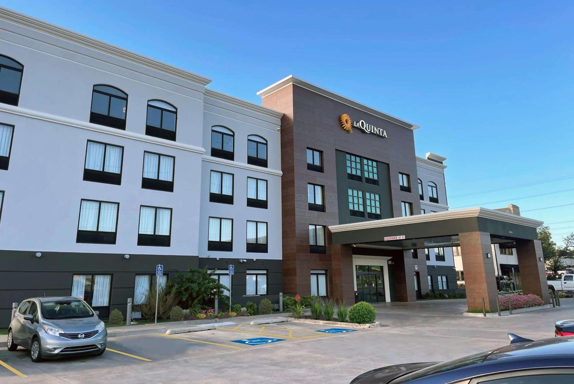 La Quinta Inn & Suites by Wyndham Tulsa Midtown — hotel in Tulsa