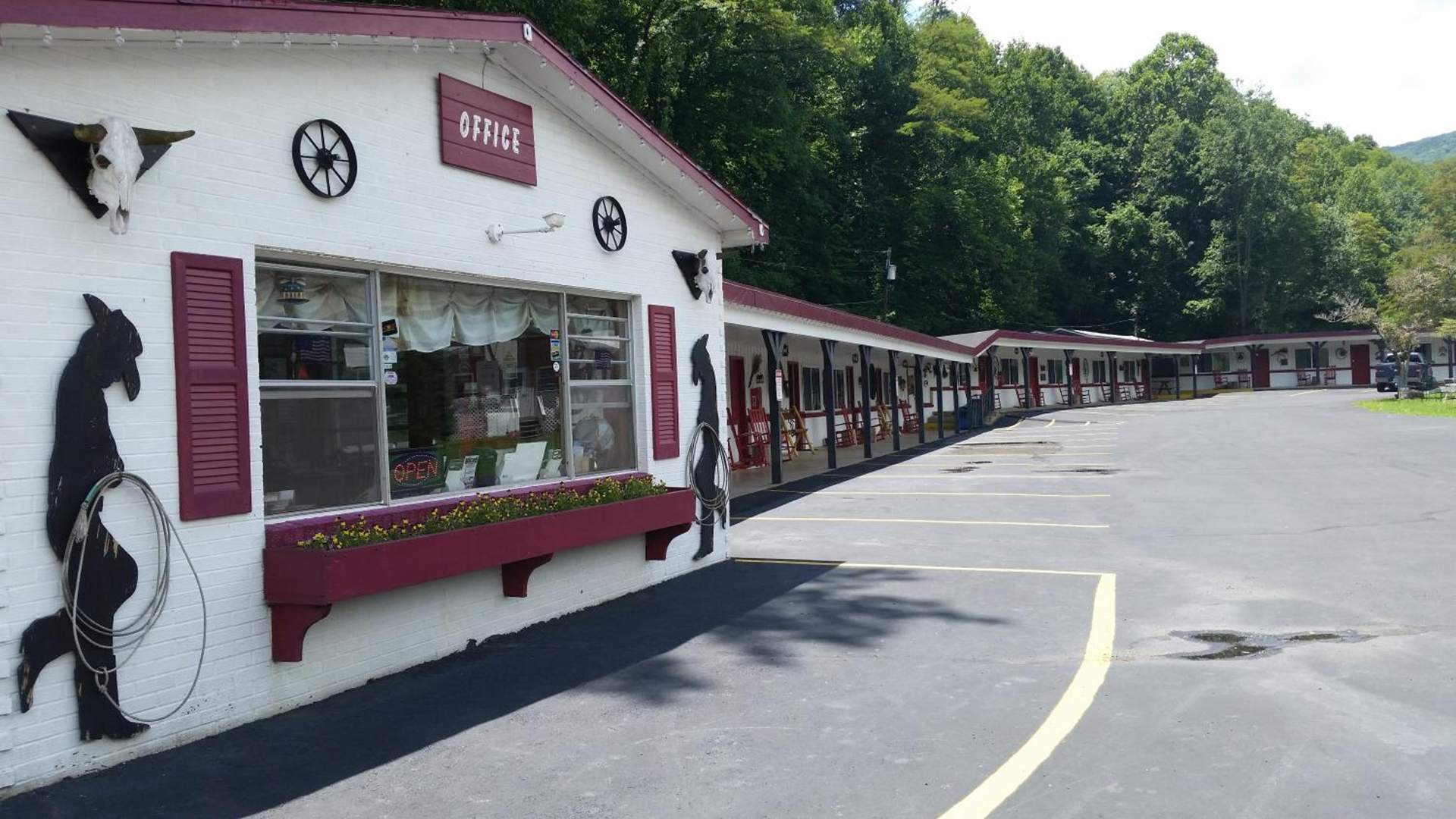 A Holiday Motel - Maggie Valley