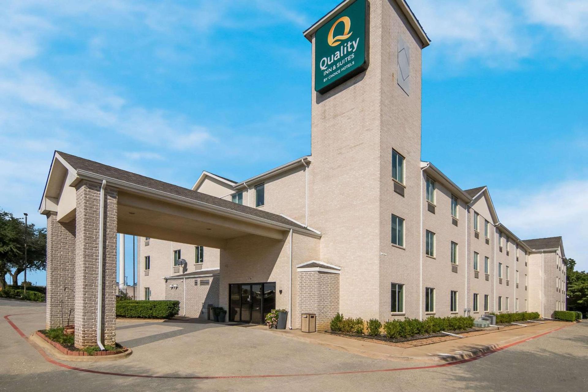 Quality Inn & Suites Roanoke - Fort Worth North — hotel in Roanoke