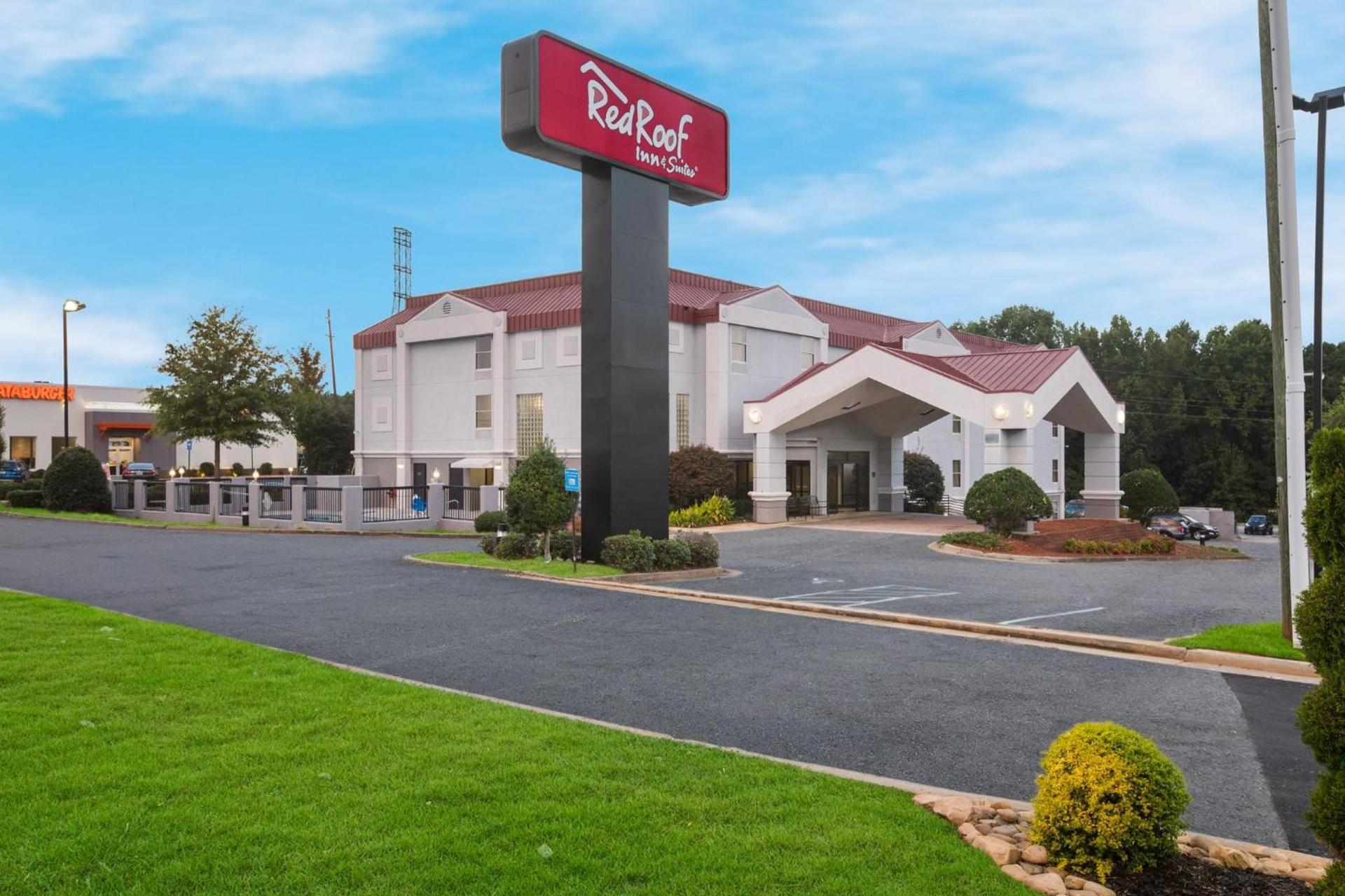 Red Roof Inn & Suites Newnan — hotel in Newnan