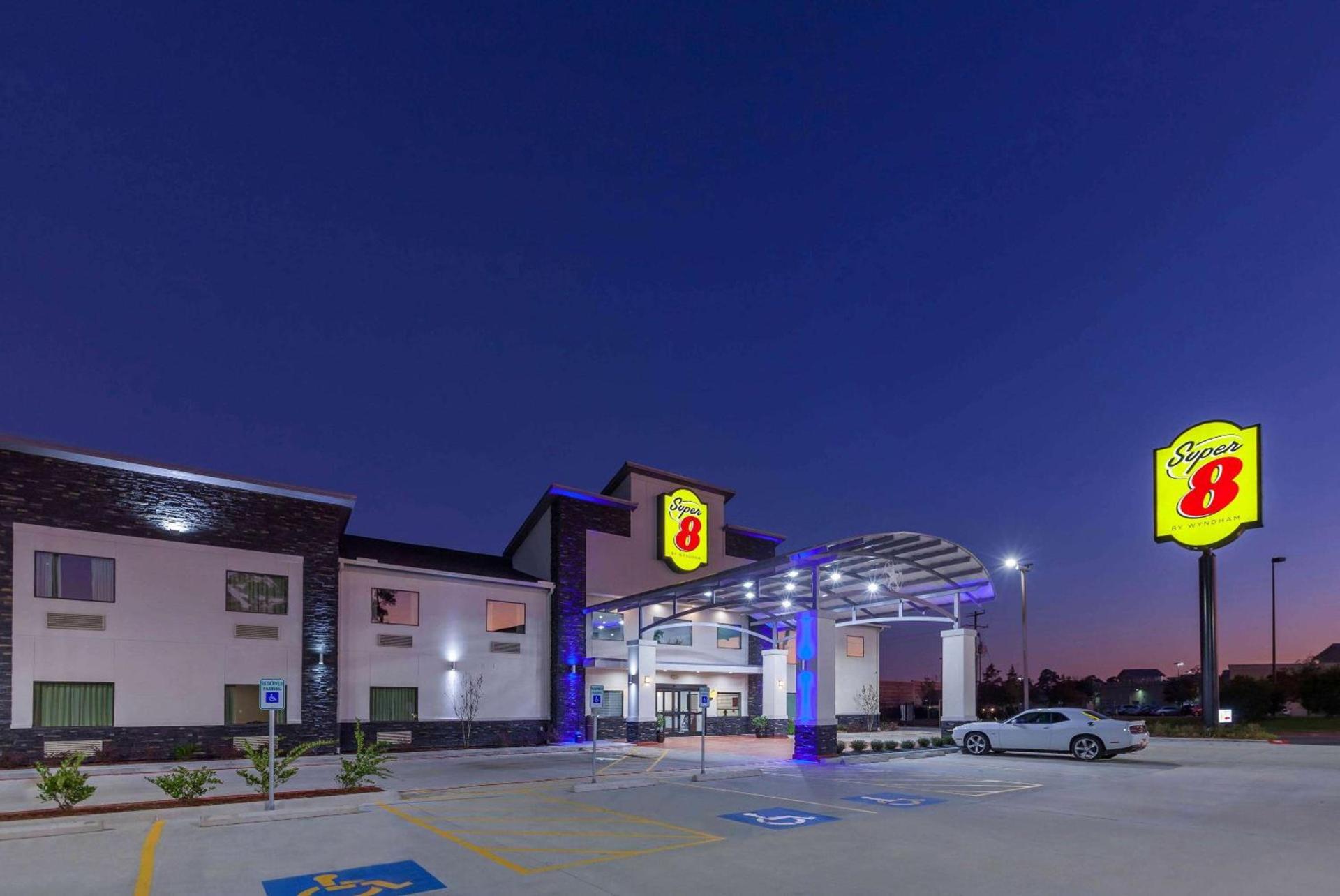 Super 8 by Wyndham Kingwood Houston North — hotel in Kingwood