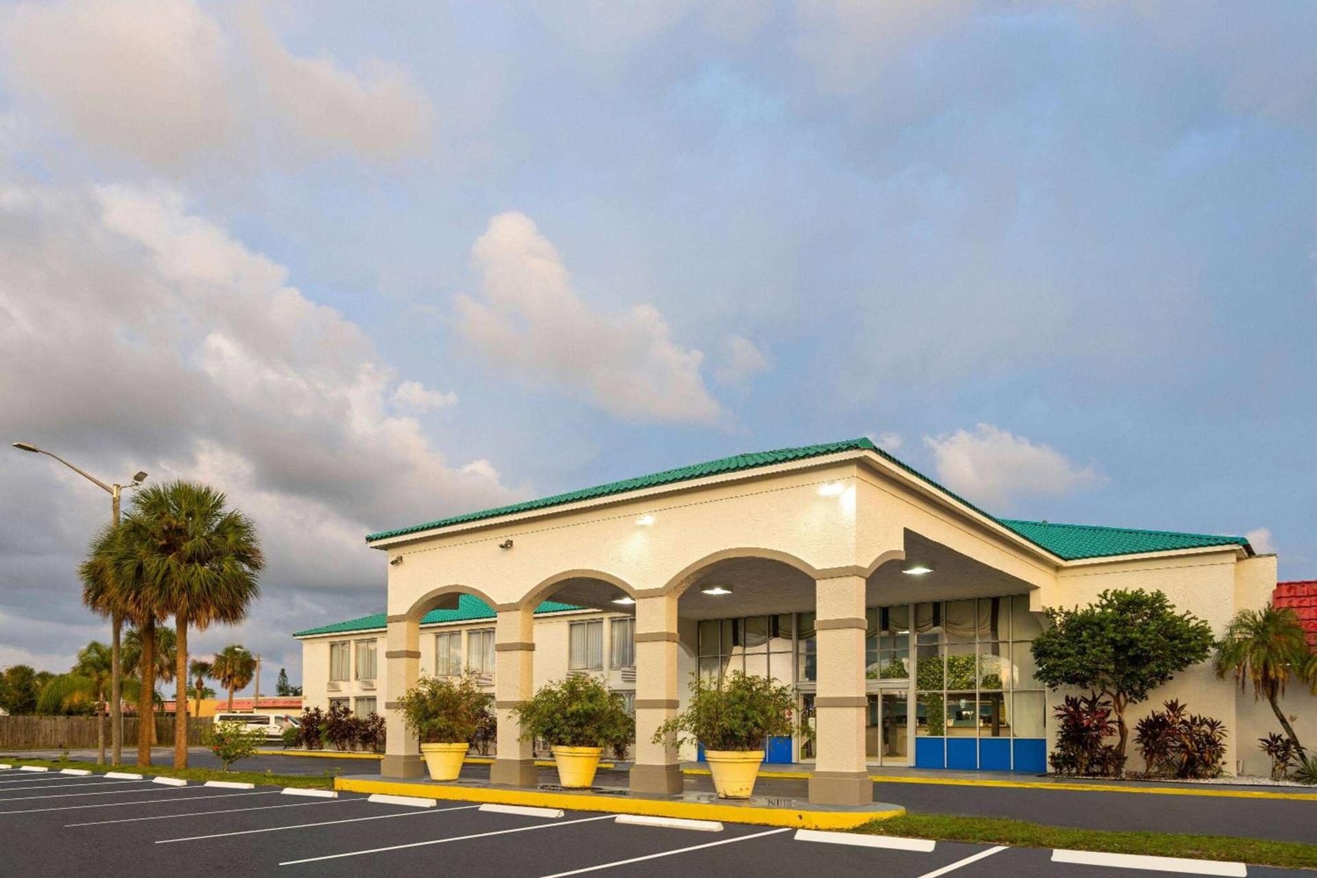 Days Inn & Suites by Wyndham Fort Pierce Midtown — hotel in Fort Pierce