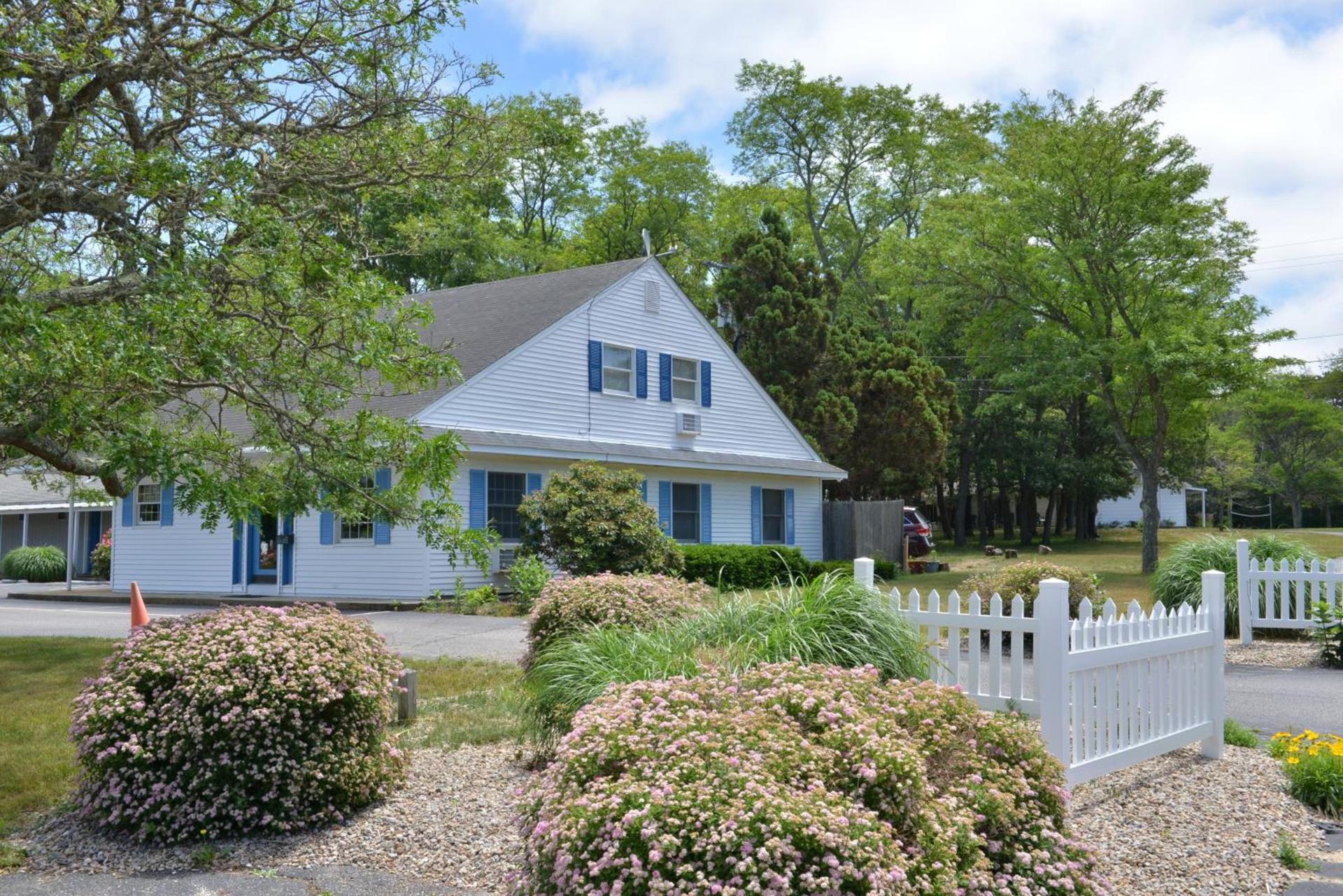 Blue Dolphin Inn — hotel in Eastham