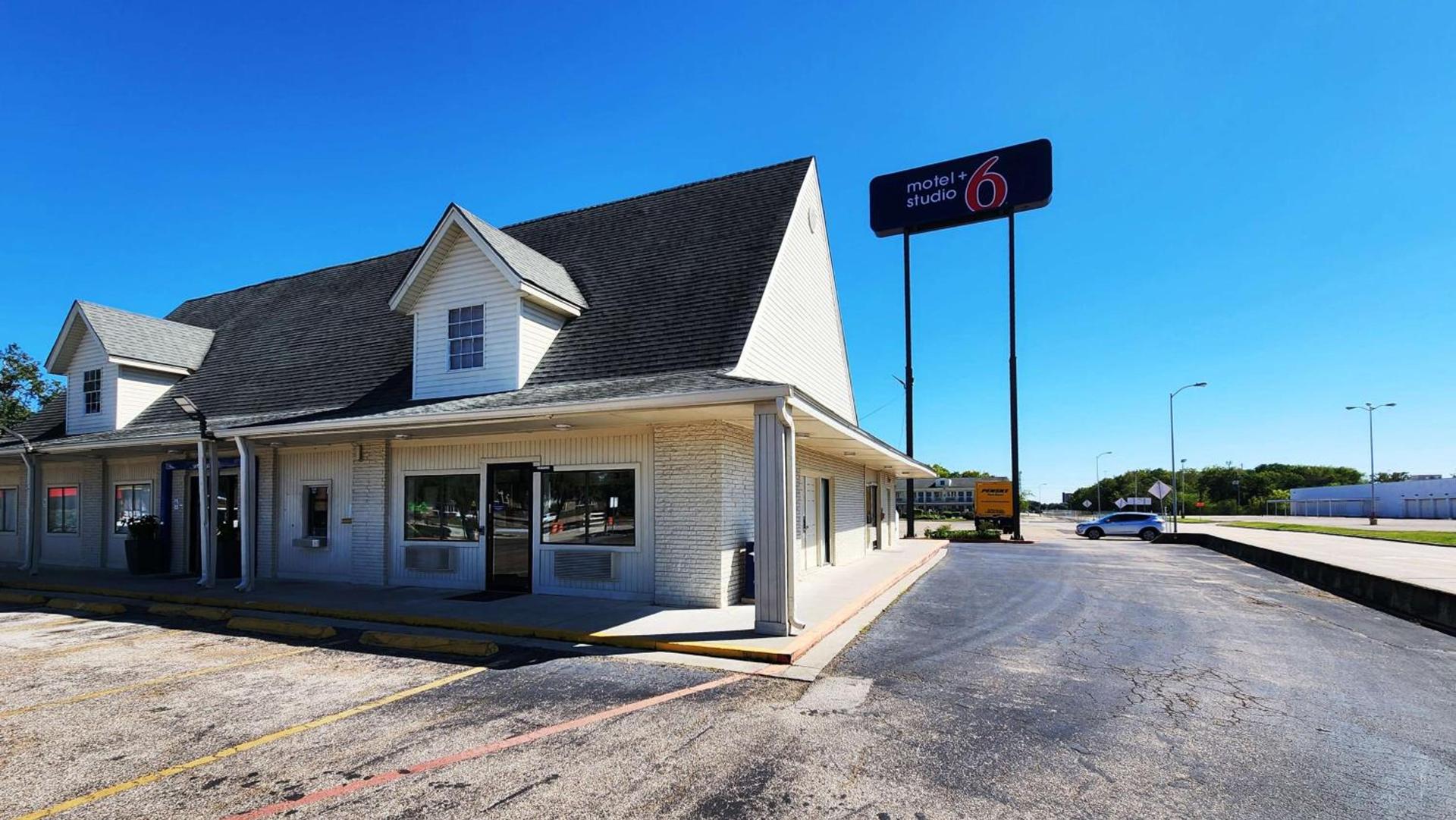Motel 6-Webster, TX - Houston - Nasa Lake — hotel in Webster