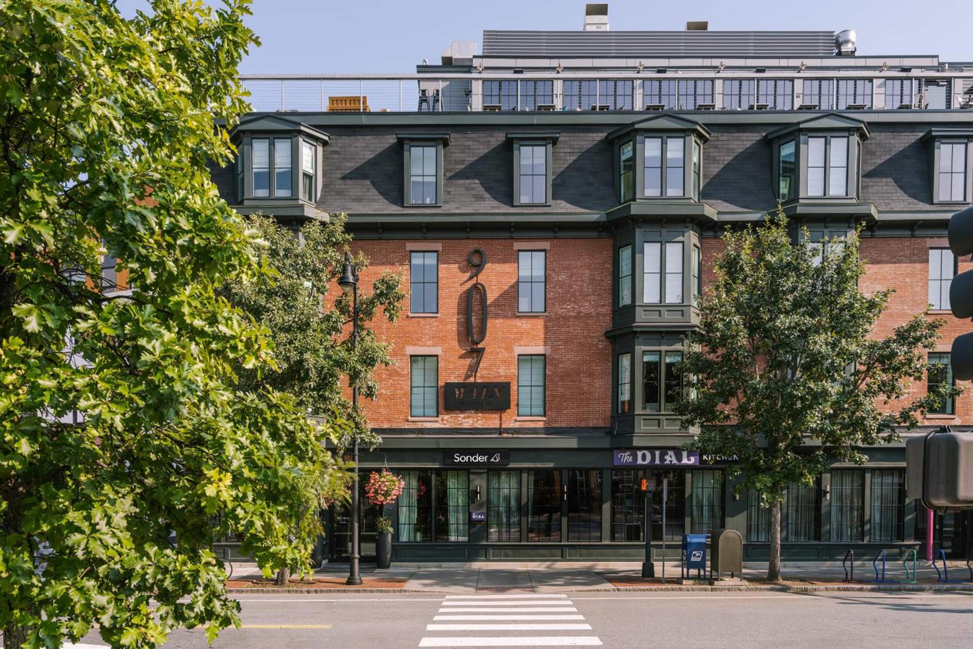 Lark Hotels 907 Main