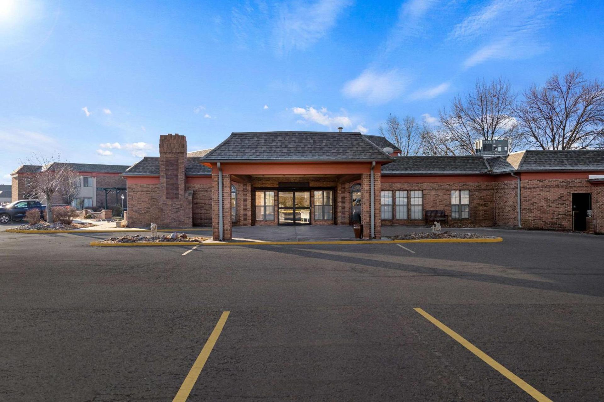 Suburban Studios Kansas City Airport North — hotel in Platte City