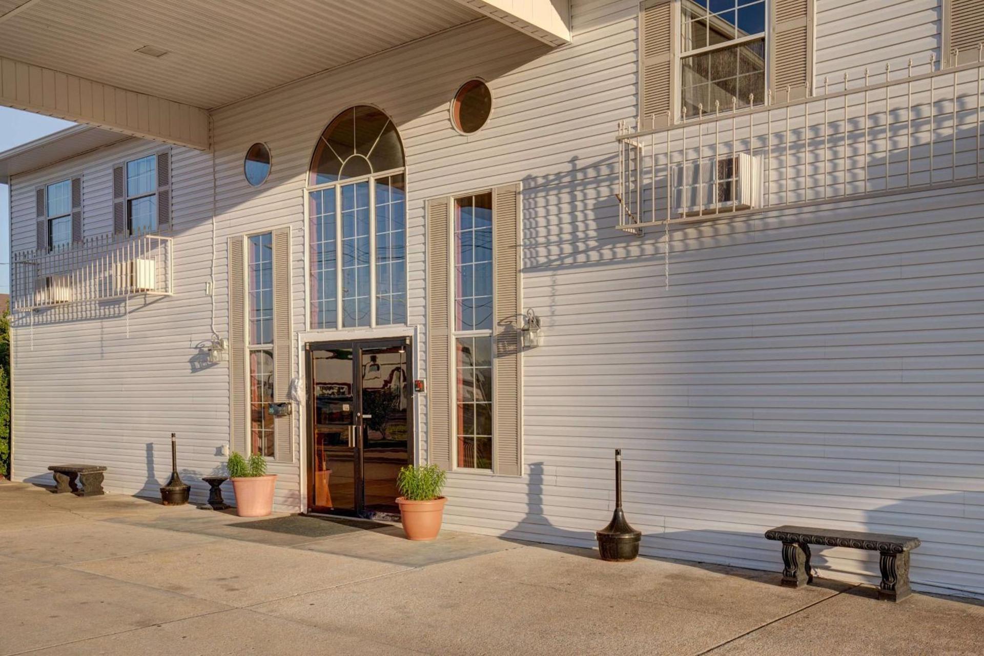 Howard Johnson by Wyndham Branson Theatre District — hotel in Branson