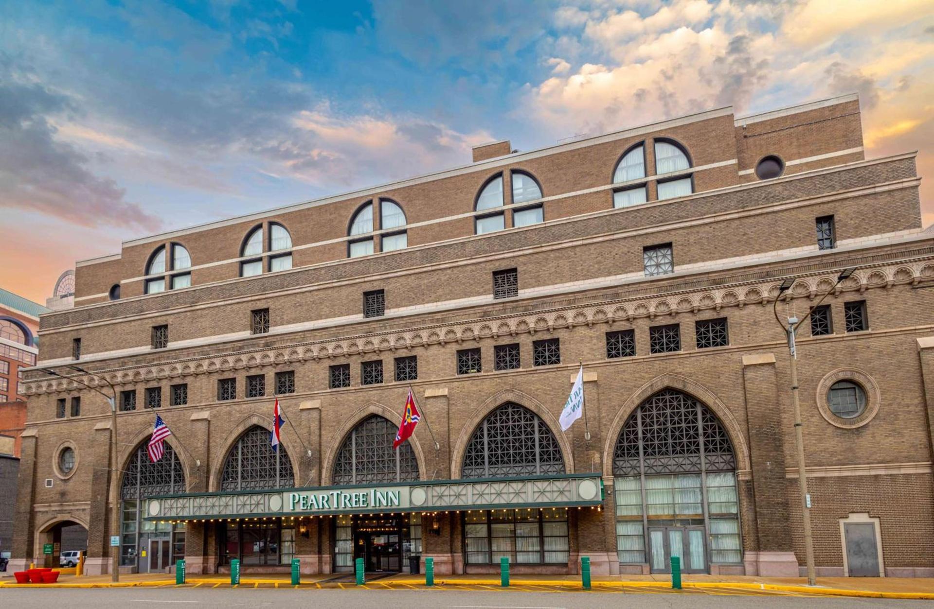 Pear Tree Inn St Louis Convention Center — hotel in Saint Louis