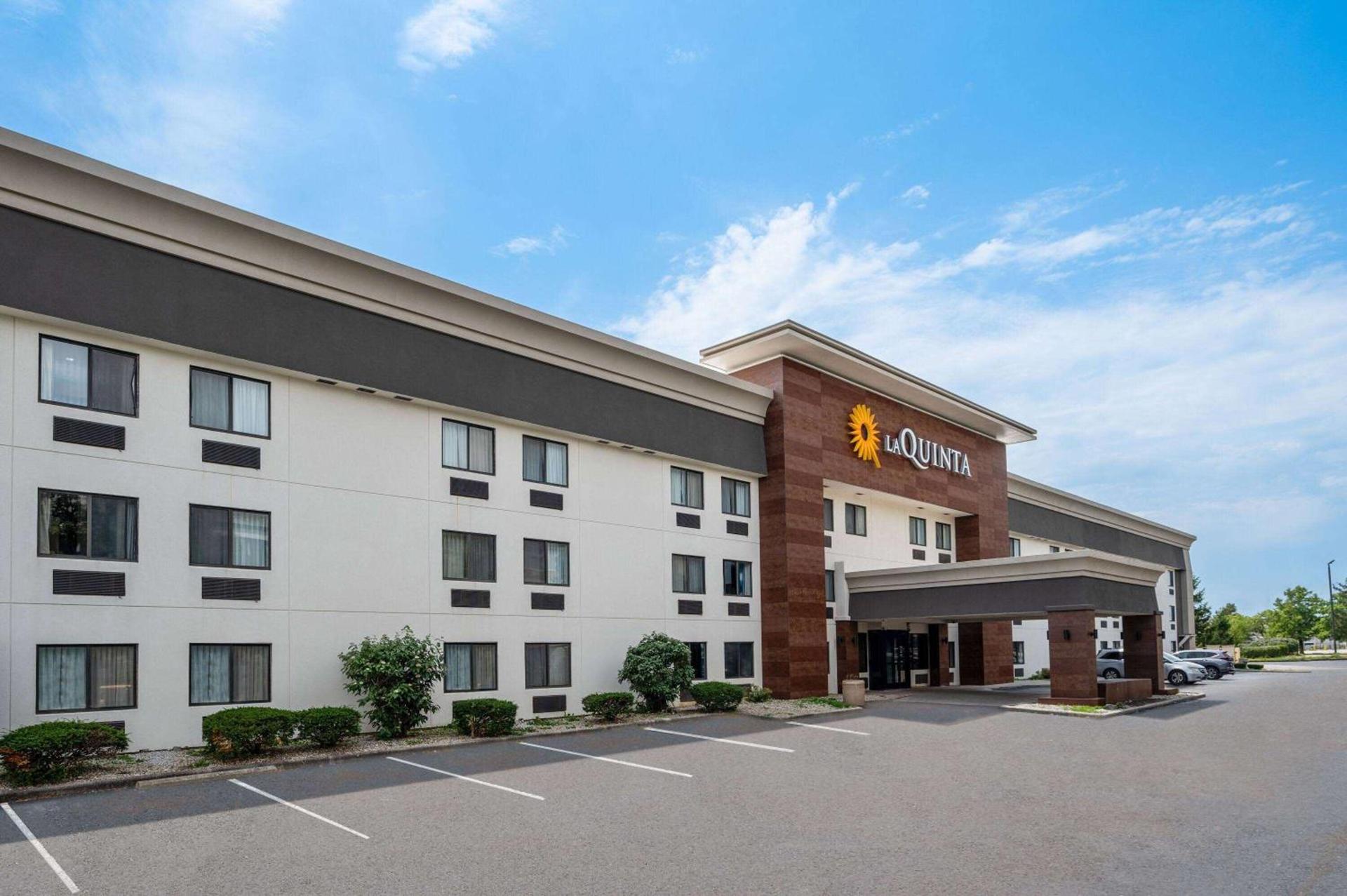 La Quinta Inn by Wyndham Indianapolis Airport Executive Dr — hotel in Indianapolis
