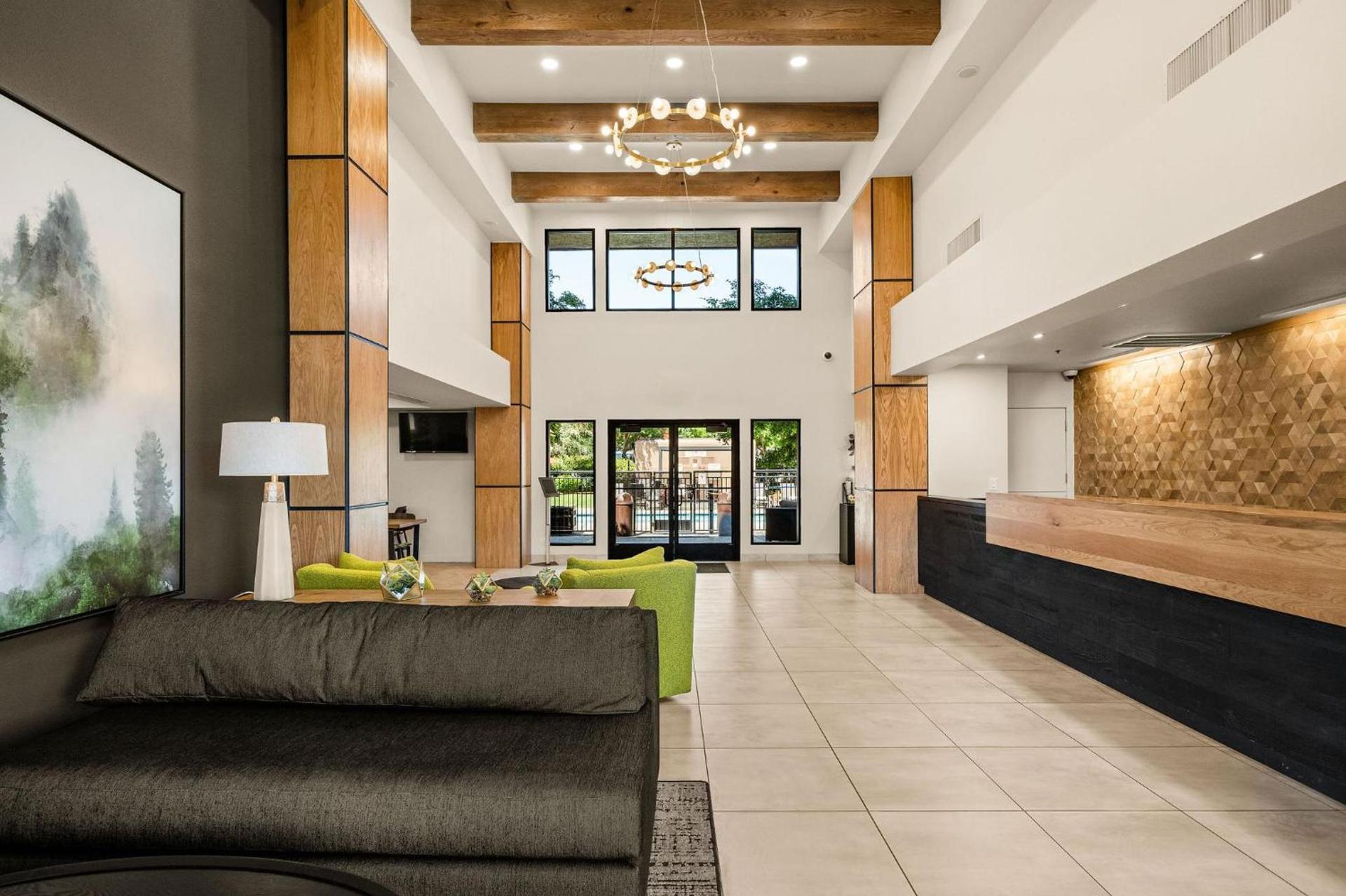 Oxford Suites Redding — hotel in Redding