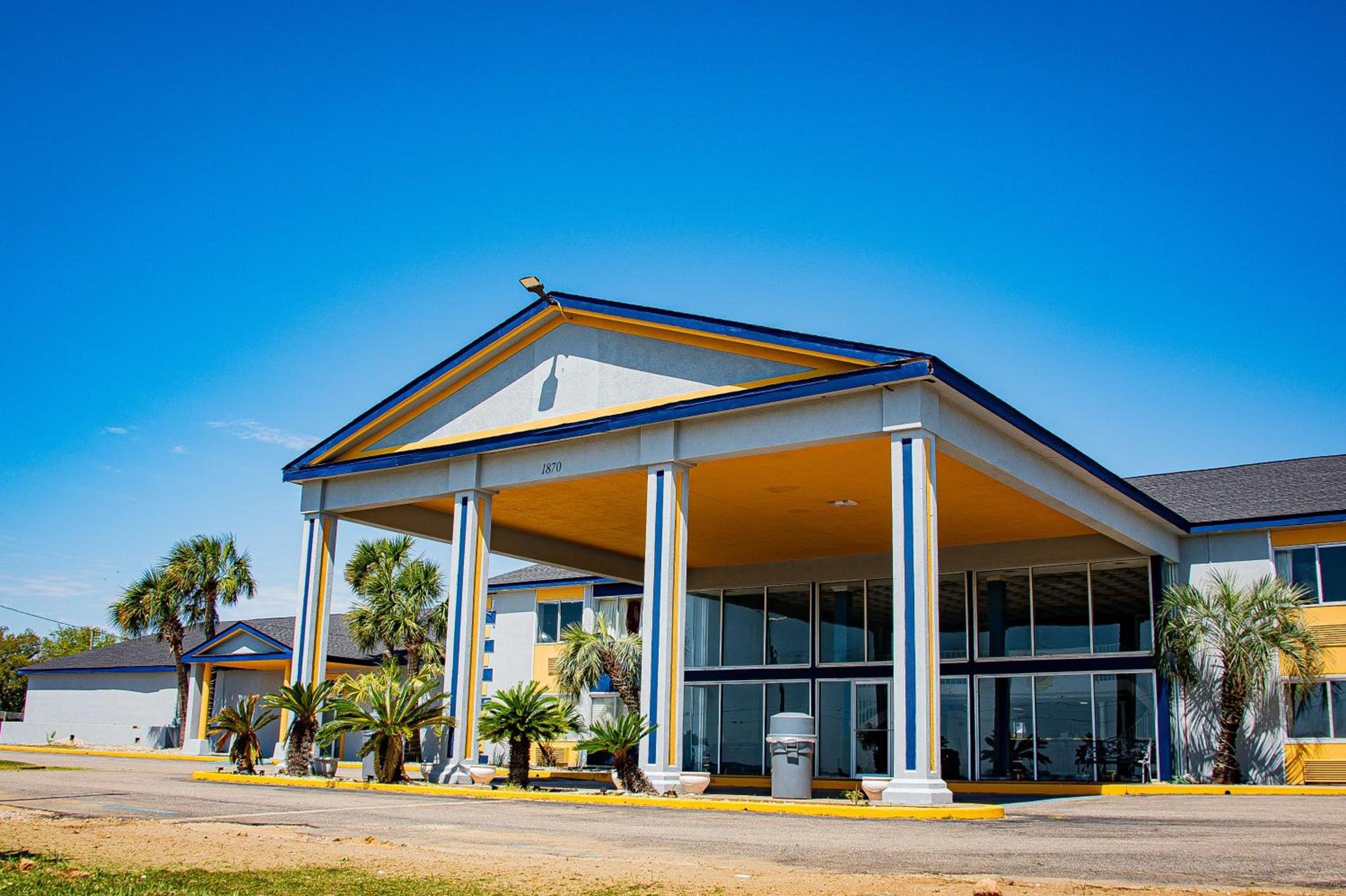 Super 8 by Wyndham Biloxi at the Beach — hotel in Biloxi