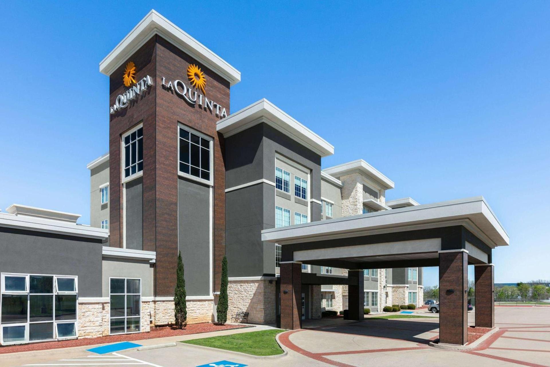 La Quinta Inn & Suites by Wyndham Ft Worth-Burleson — hotel in Burleson