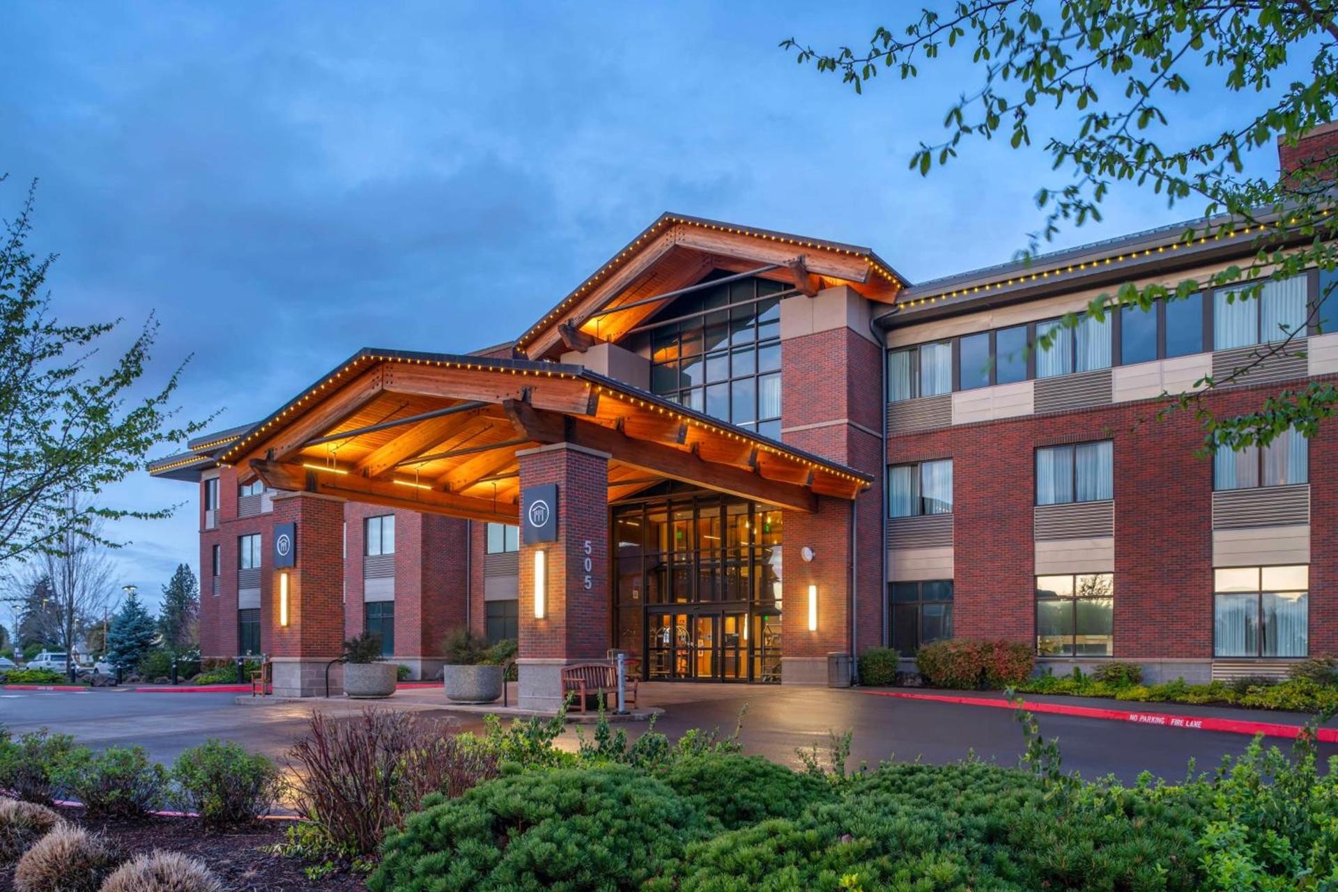 Best Western Premier Boulder Falls Inn — hotel in Lebanon