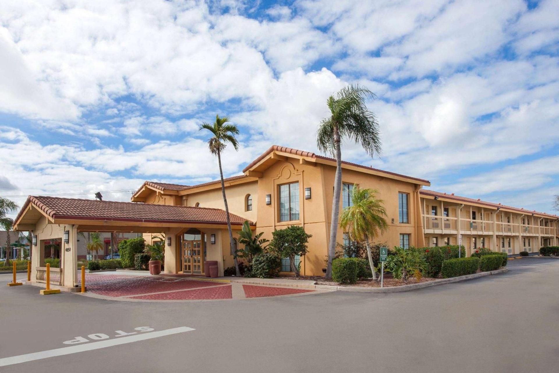 Baymont by Wyndham Fort Myers Central — hotel in Fort Myers