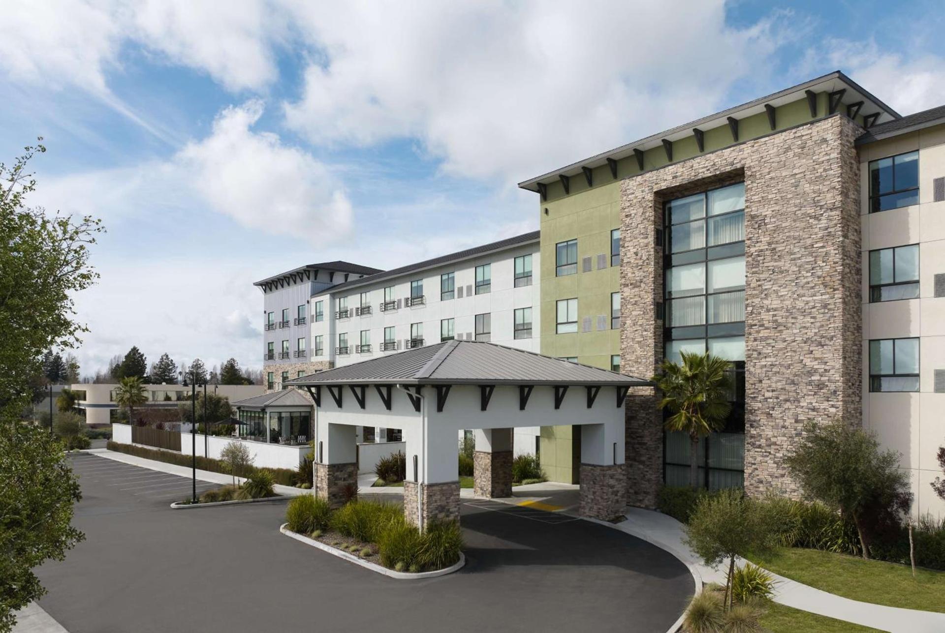 Hotel Centro Sonoma Wine Country, Tapestry Collection Hilton — hotel in Rohnert Park