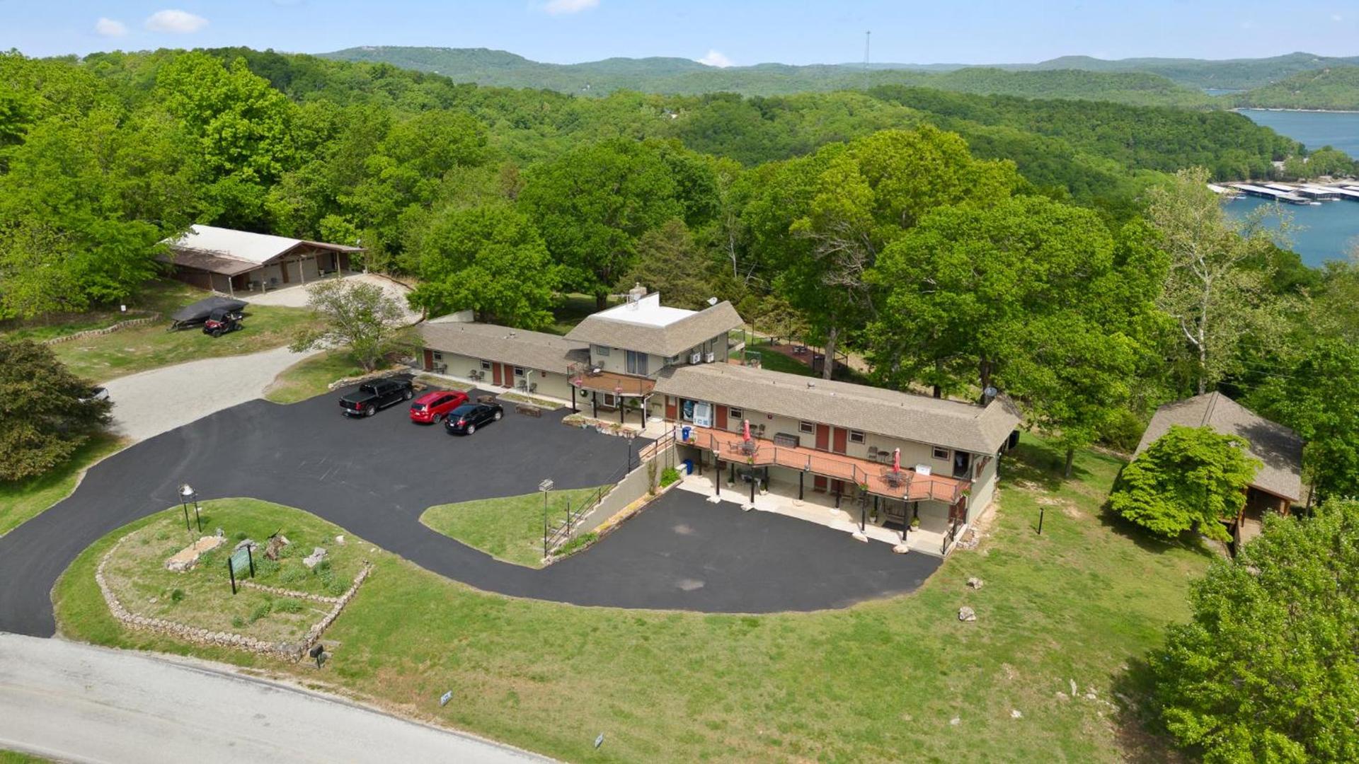 Roadrunner Inn and Log Cabins — hotel in Eureka Springs
