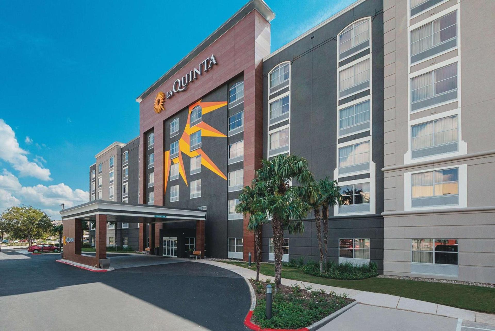 La Quinta Inn & Suites by Wyndham San Antonio Downtown — hotel in San Antonio