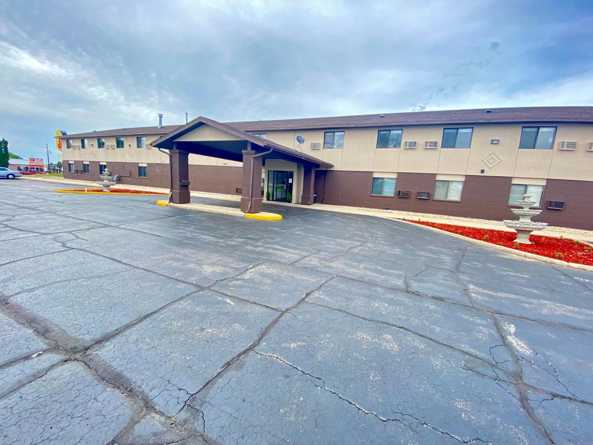 Super 8 by Wyndham Oshkosh Airport — hotel in Oshkosh