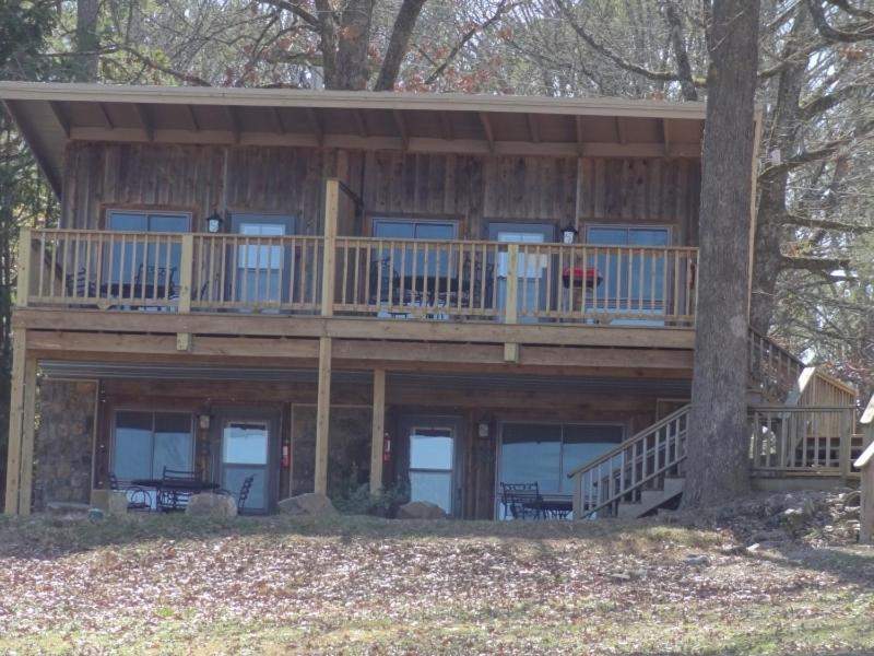Mountain Harbor Queen Guest Room on Lake Ouachita