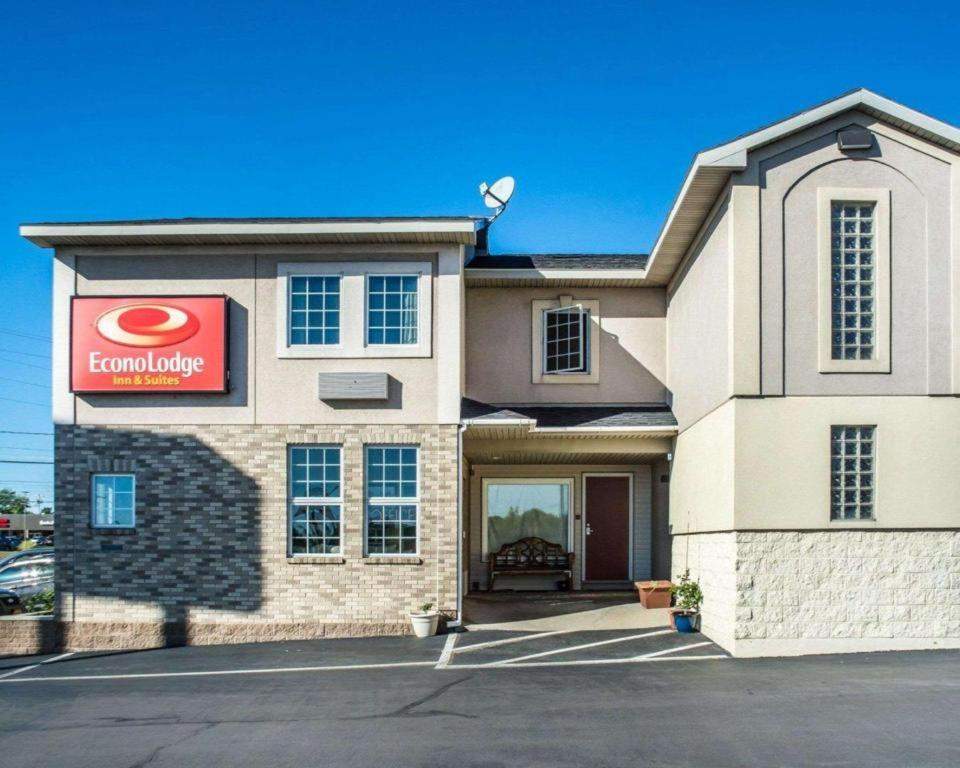 Econo Lodge Inn & Suites Airport