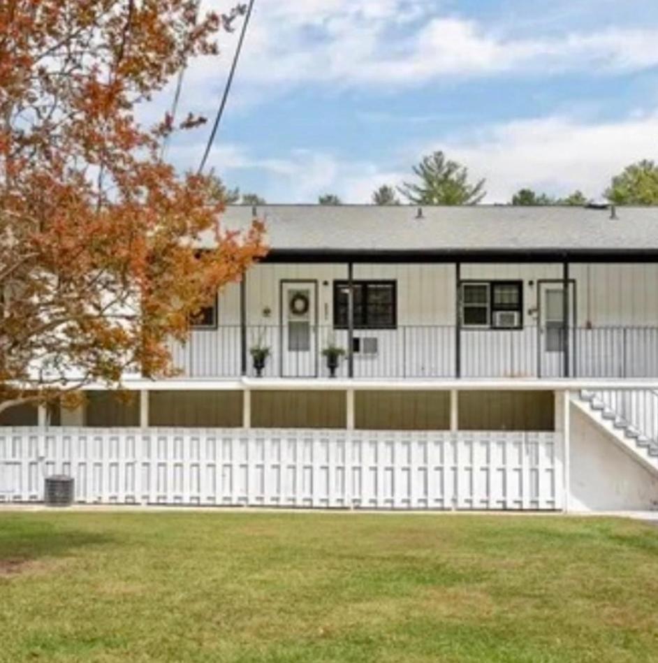 Lakefront Bubbles & Beach — hotel in Flat Rock