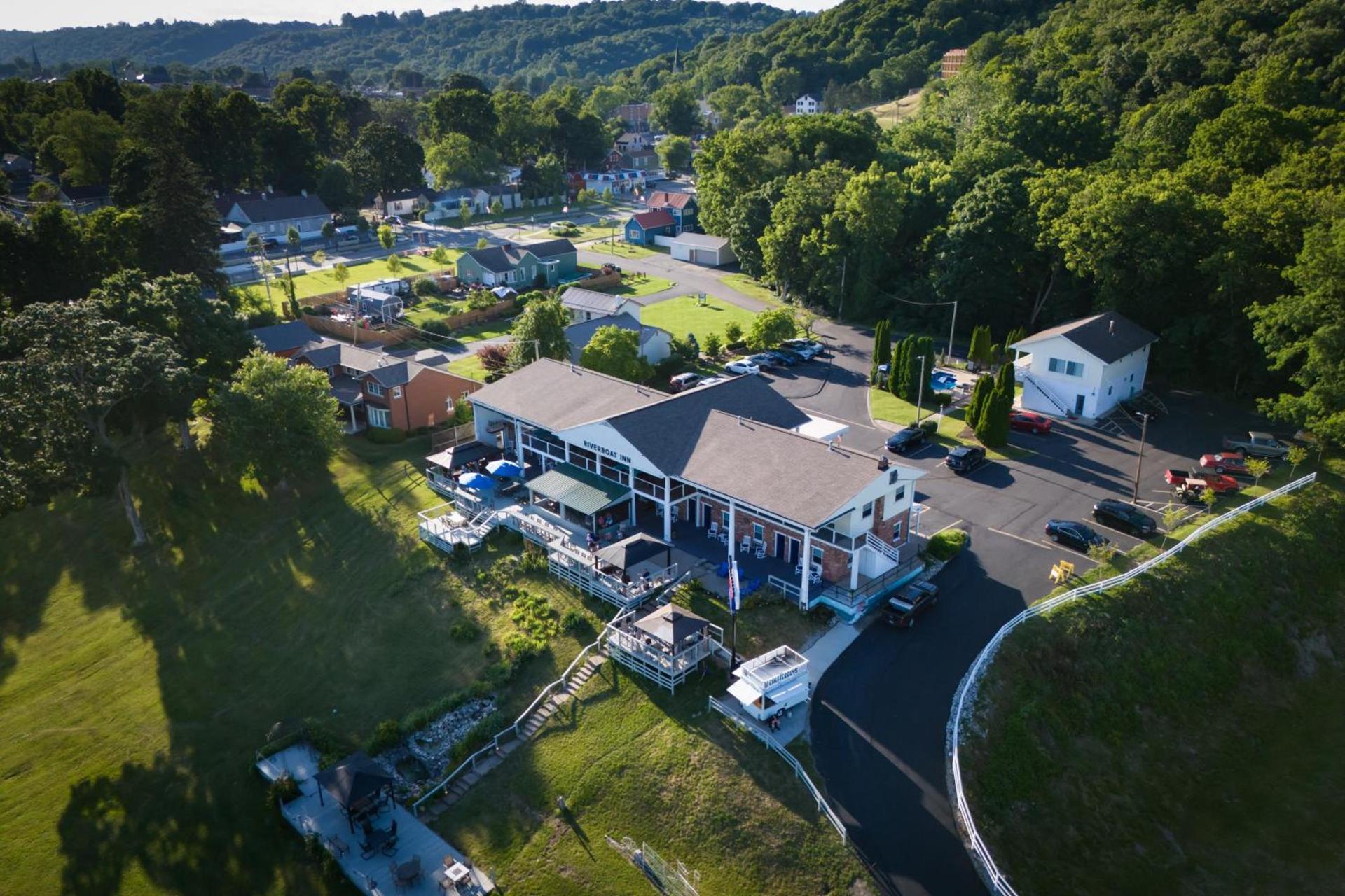 Riverboat Inn & Suites — hotel in Madison