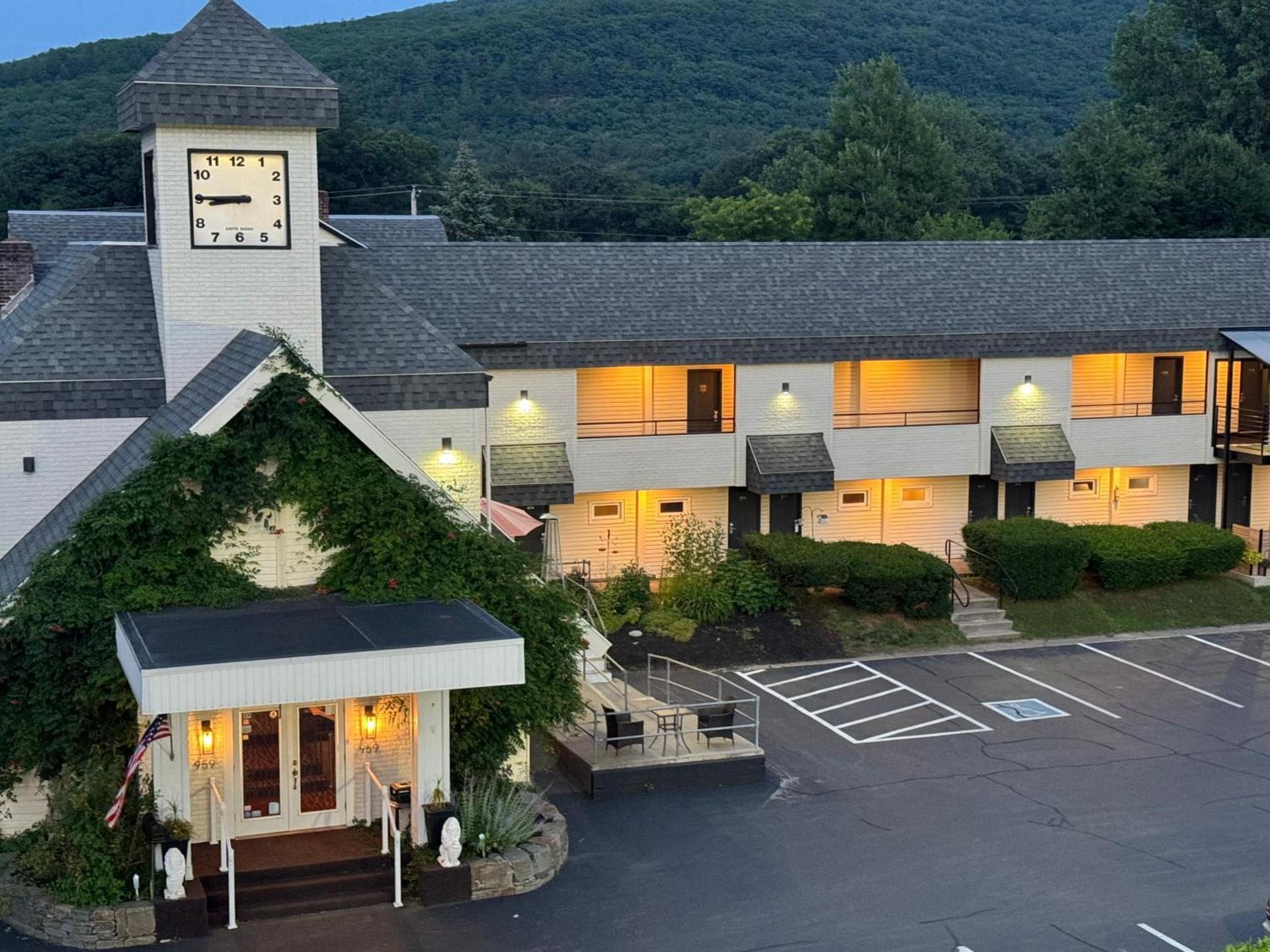 The Black Mountain Inn — hotel in Brattleboro