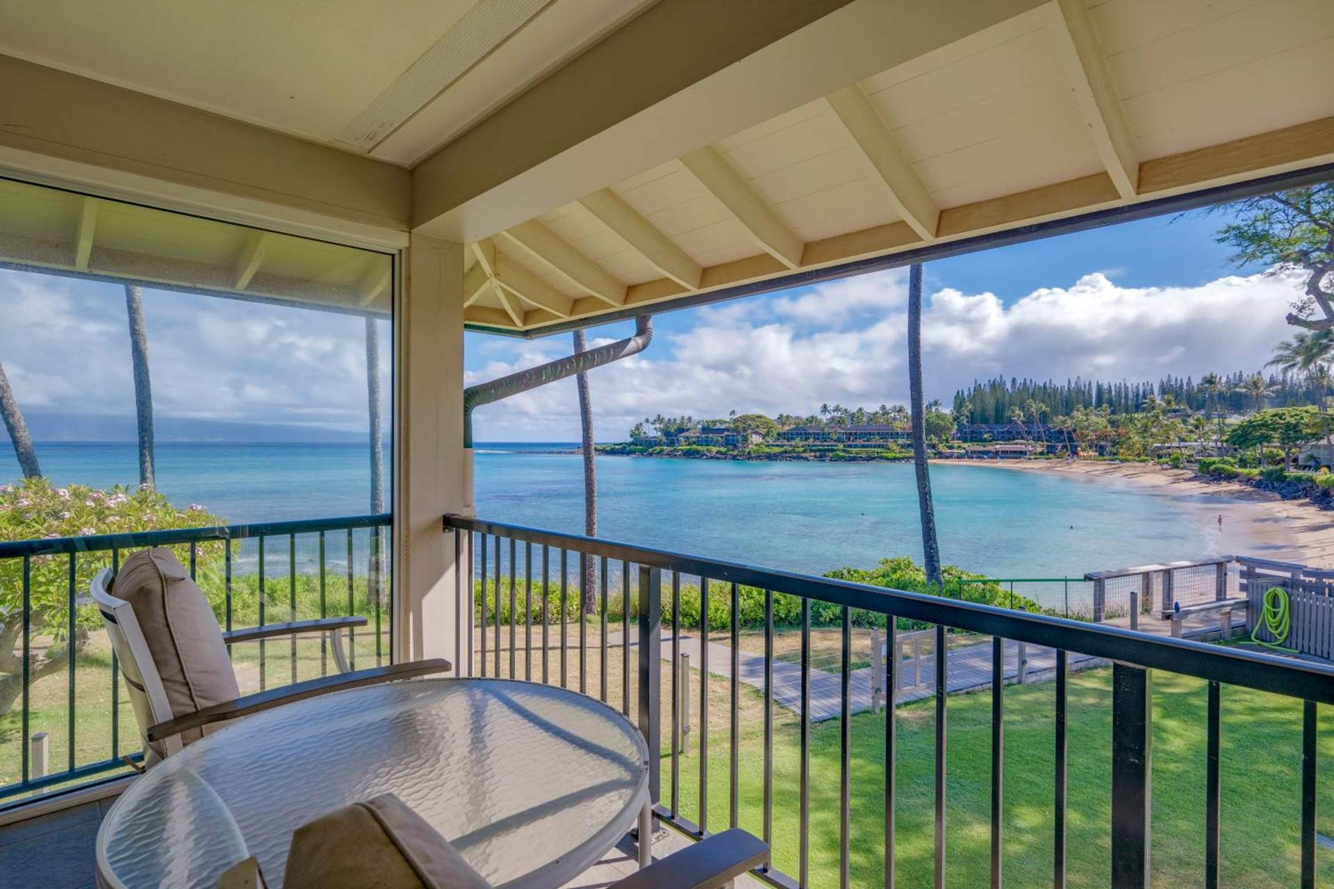 Nāpili Surf Beach Resort by Castle