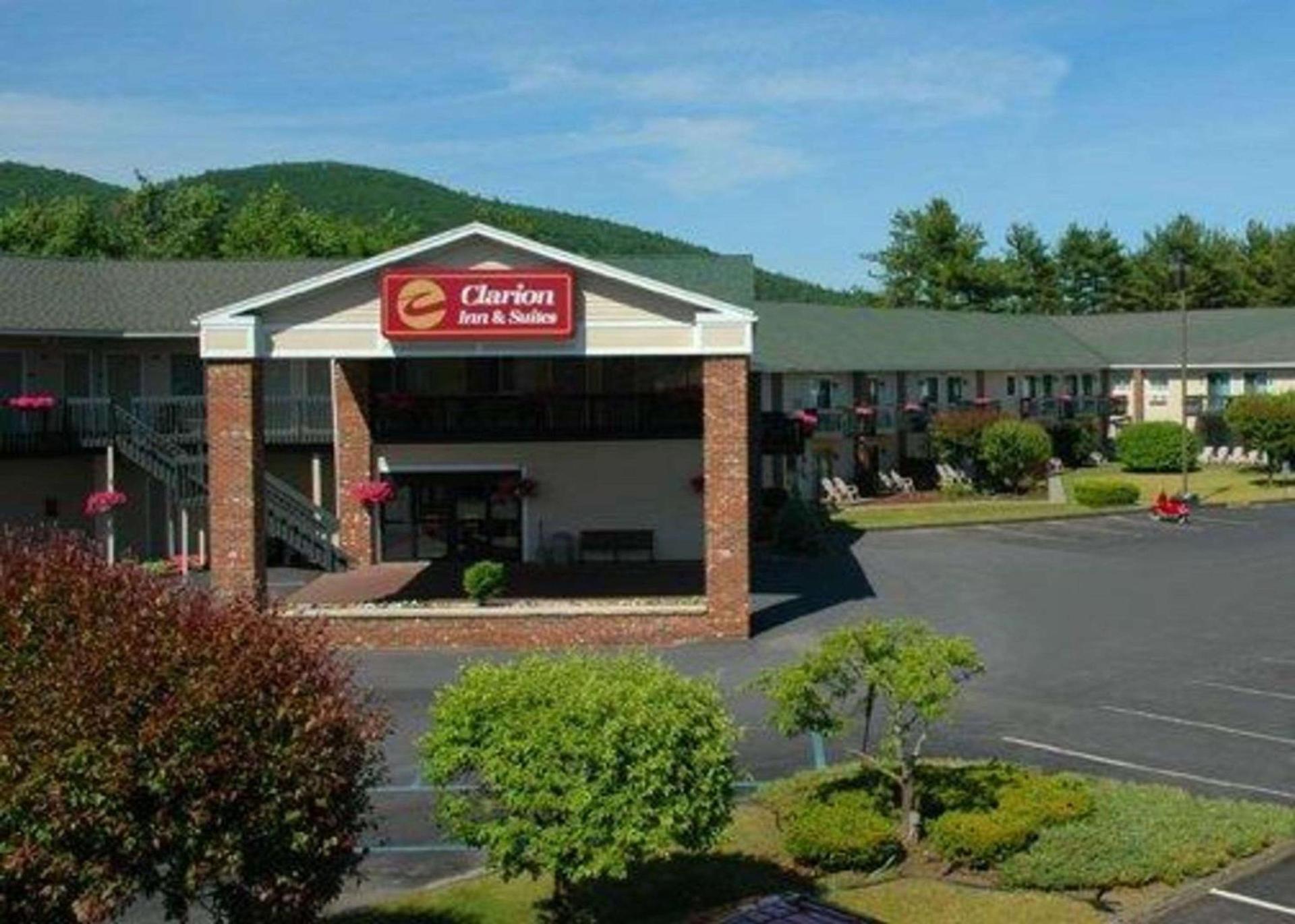 Clarion Inn & Suites at the Outlets of Lake George — hotel in Lake George