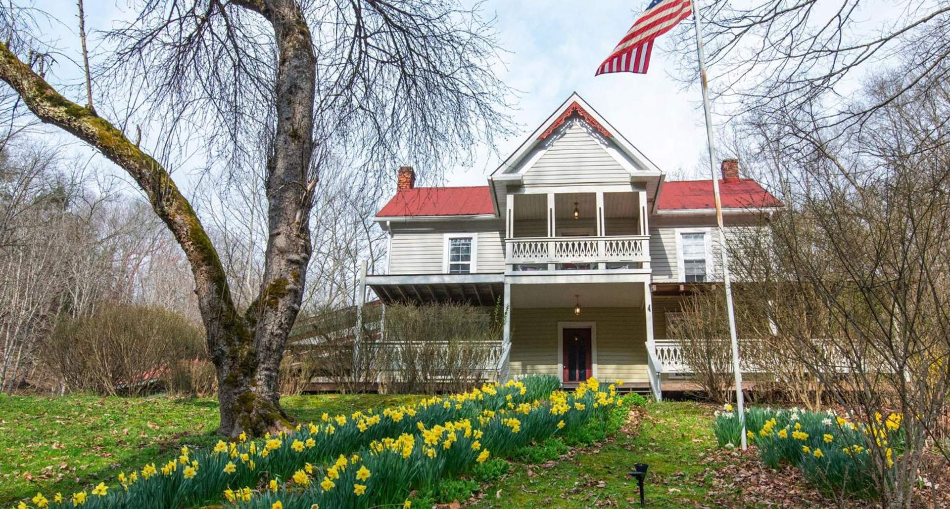 Moore House Inn & Cabins