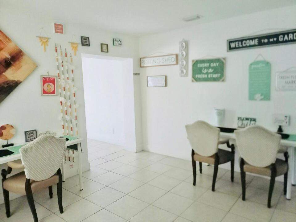 The Hollywood International Hostel - 24 hour Check in - Under New Management