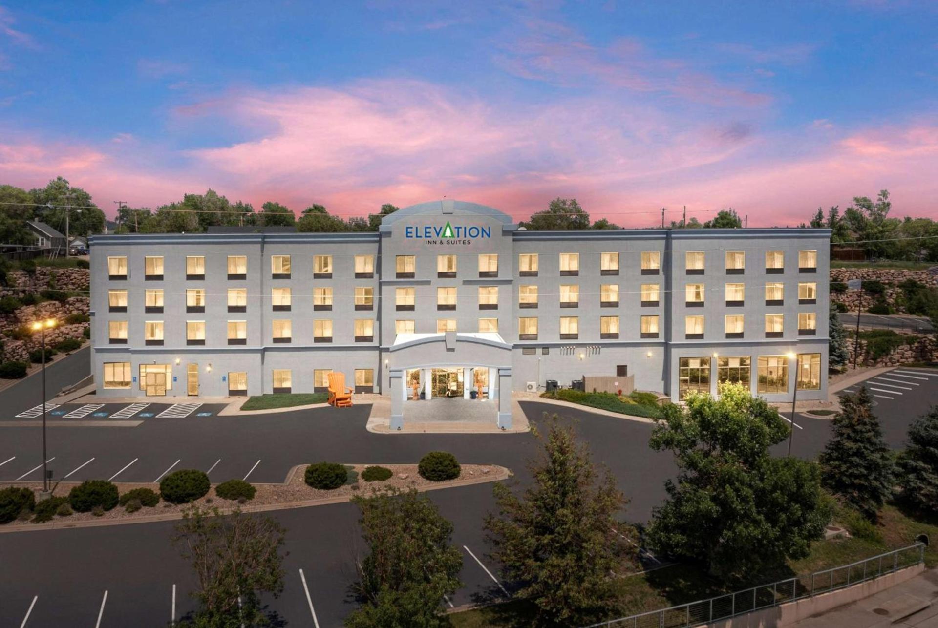 Elevation Inn & Suites, Trademark Collection by Wyndham Downtown Rapid City- Walking Distance To The Monument — hotel in Rapid City
