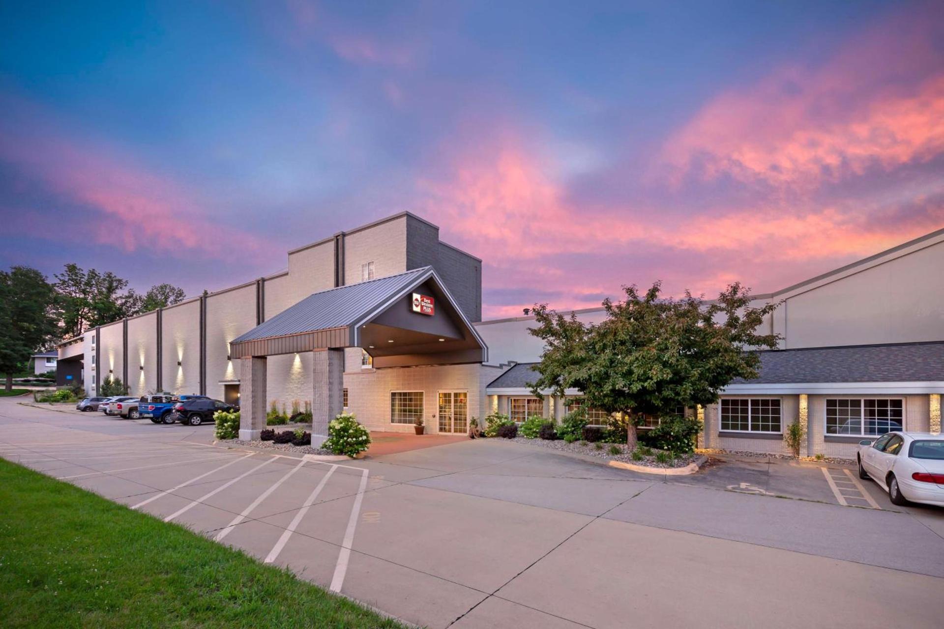 Best Western Plus Longbranch Hotel & Convention Center — hotel in Cedar Rapids