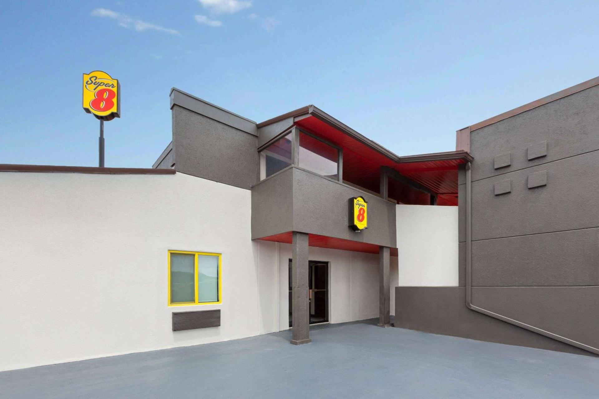 Super 8 by Wyndham Bridgeport/Clarksburg Area — hotel in Bridgeport