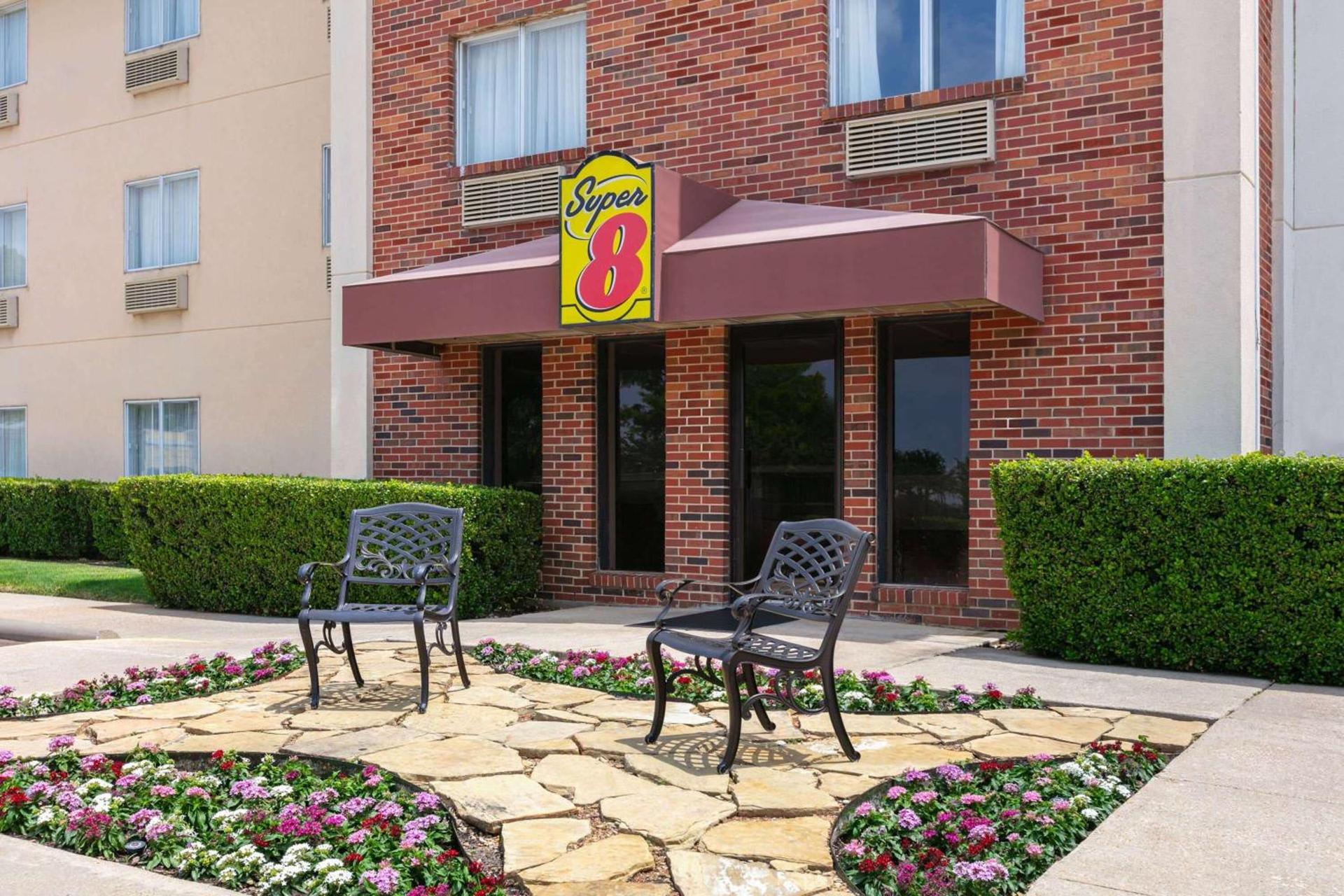 Super 8 by Wyndham Grapevine/DFW Airport Northwest — hotel in Grapevine