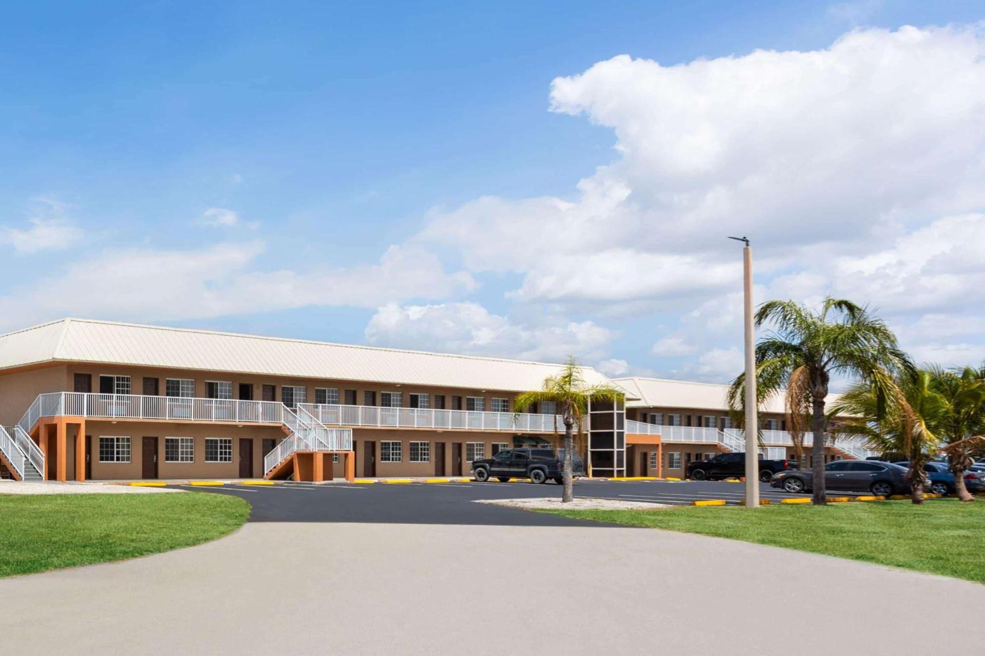 Travelodge Suites by Wyndham Lake Okeechobee — hotel in Okeechobee
