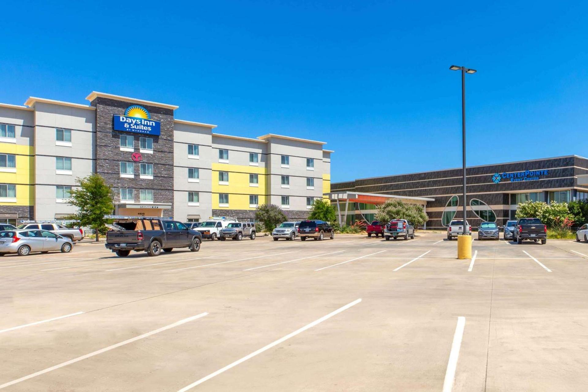 Days Inn & Suites by Wyndham Lubbock Medical Center — hotel in Lubbock