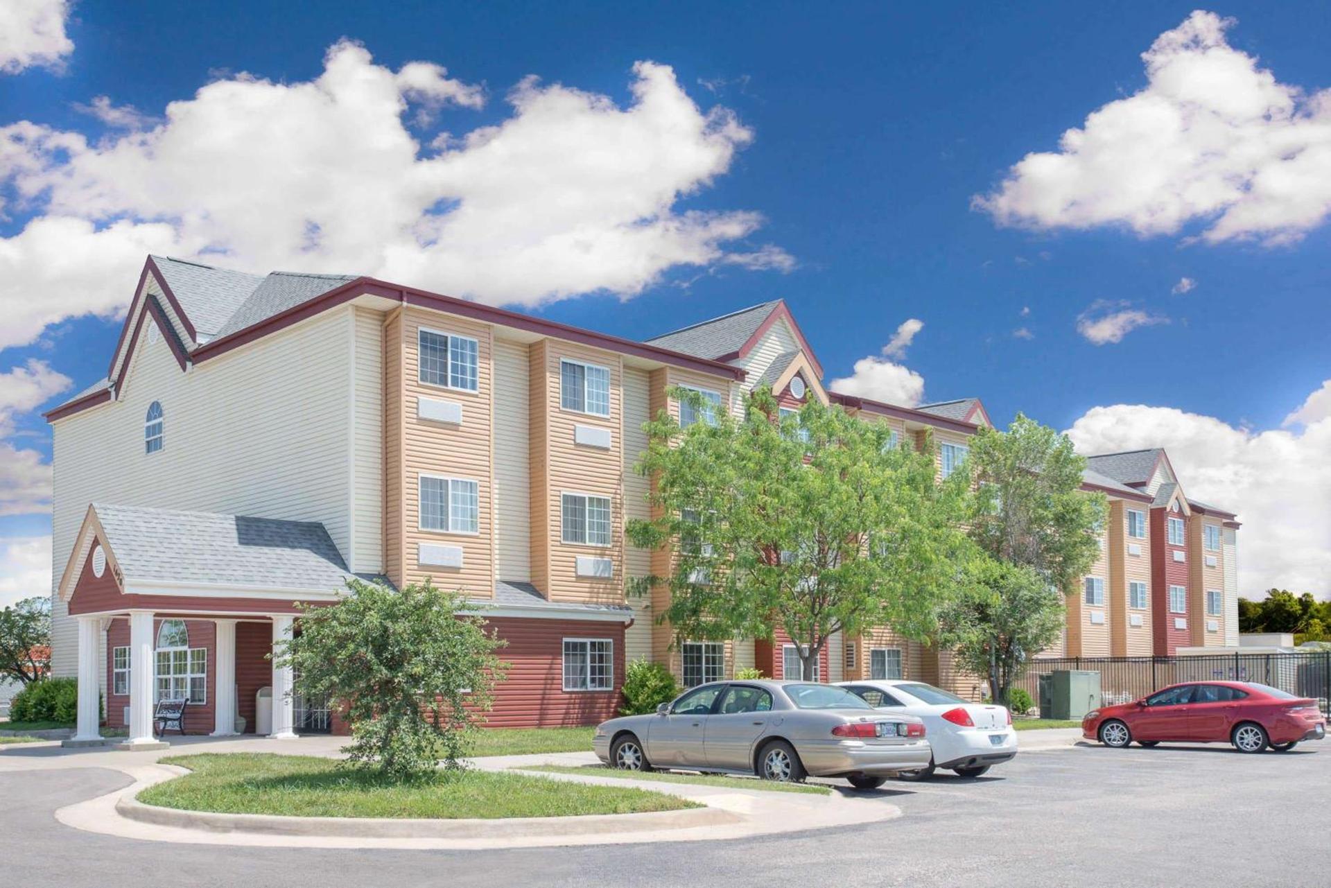 Days Inn & Suites by Wyndham Hutchinson — hotel in Hutchinson